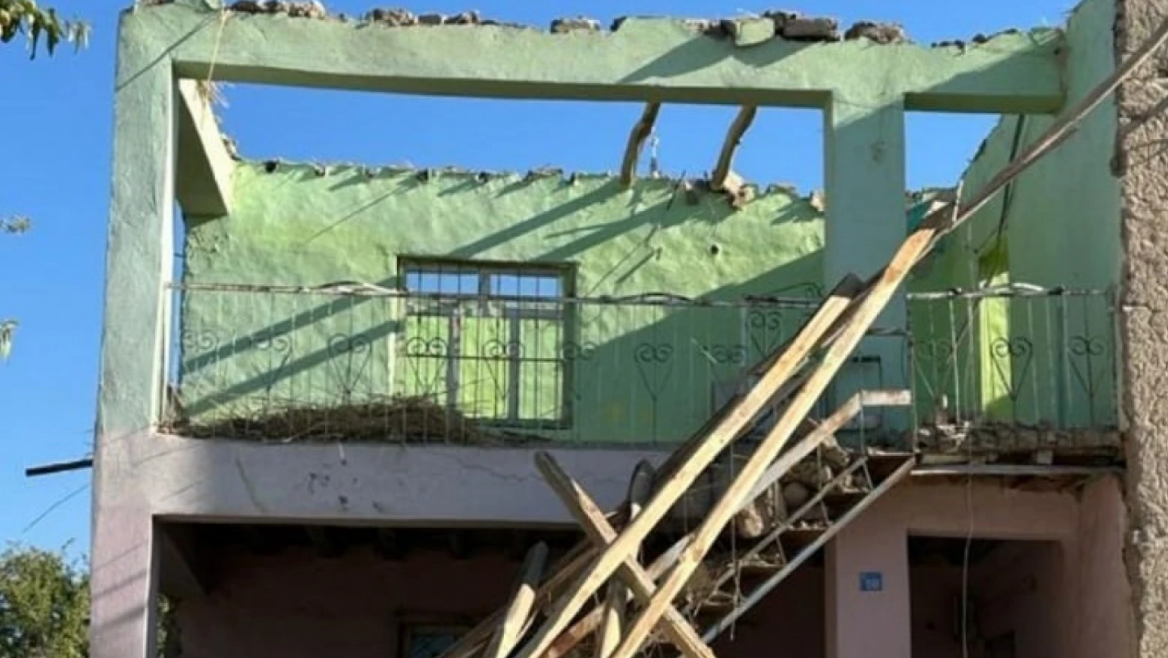 Elazığ'da ağır hasarlı binanın balkonu çöktü: 2 yaralı