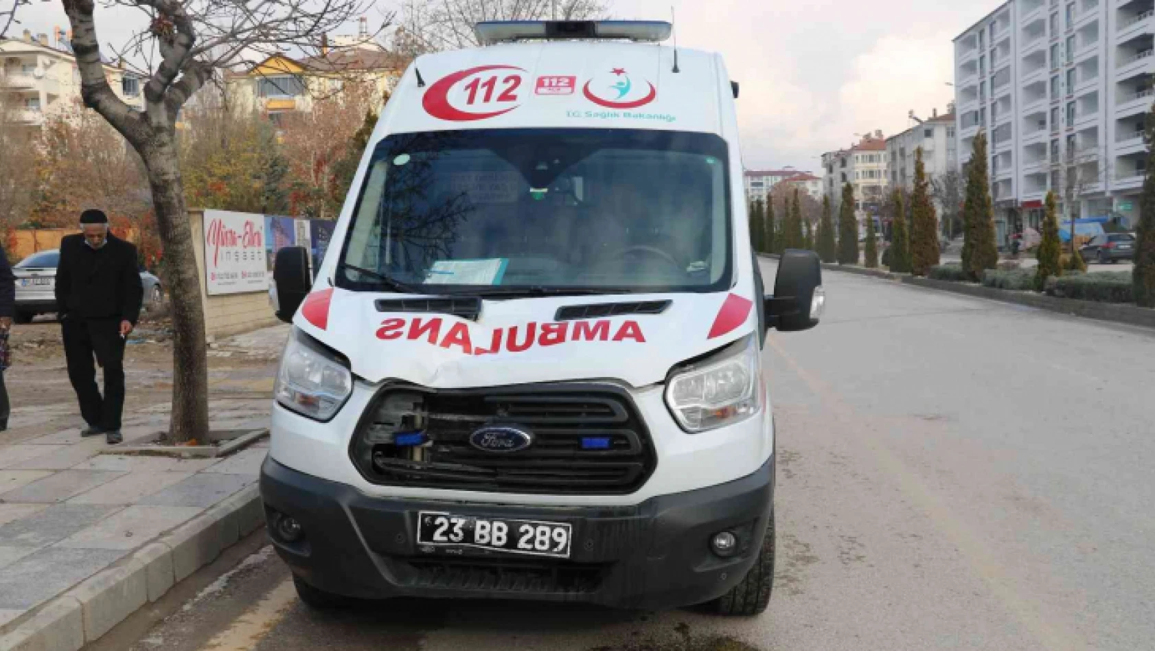 Elazığ'da ambulans yayaya çarptı: 2 yaralı