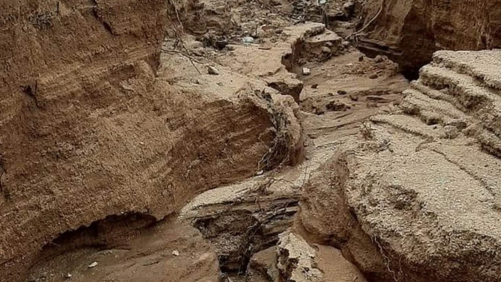Elazığ'da aşırı yağışlar sonrası köy  yolu yarıldı