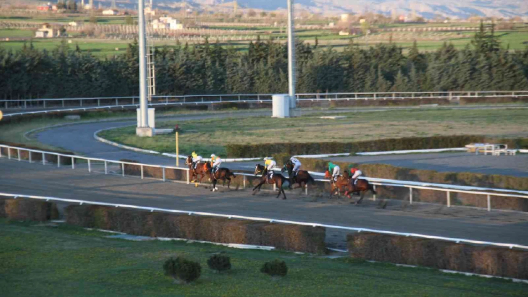 Elazığ'da at yarışı sezonu başladı