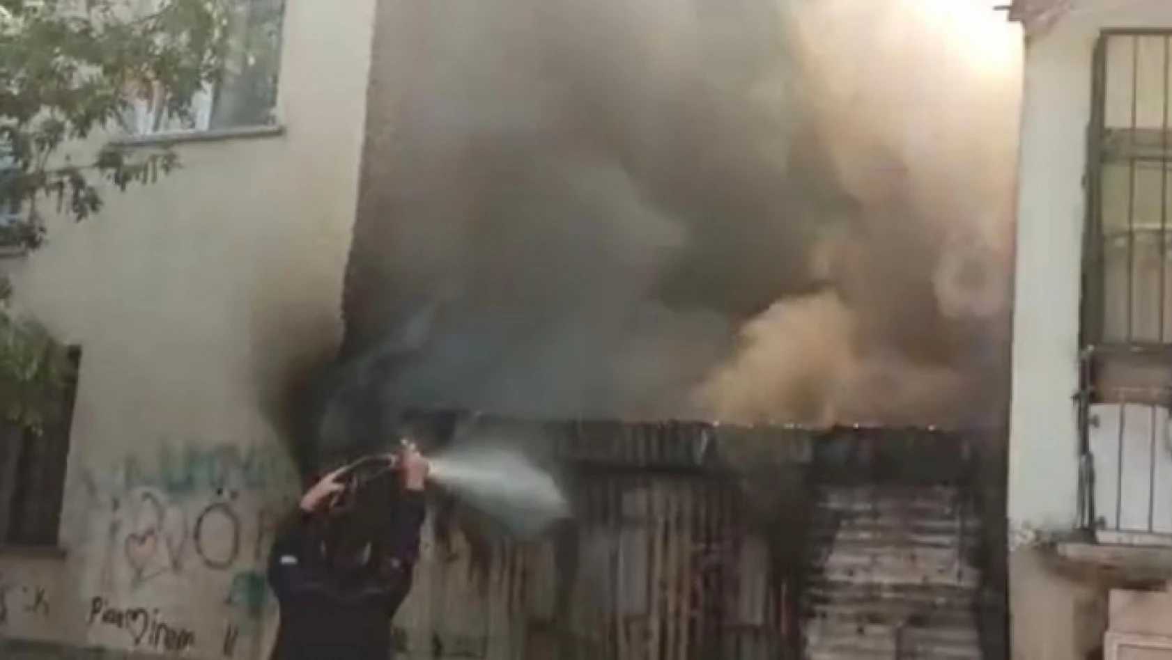 Elazığ'da baraka yandı, iki binaya sıçraması ekiplerin müdahalesiyle engellendi
