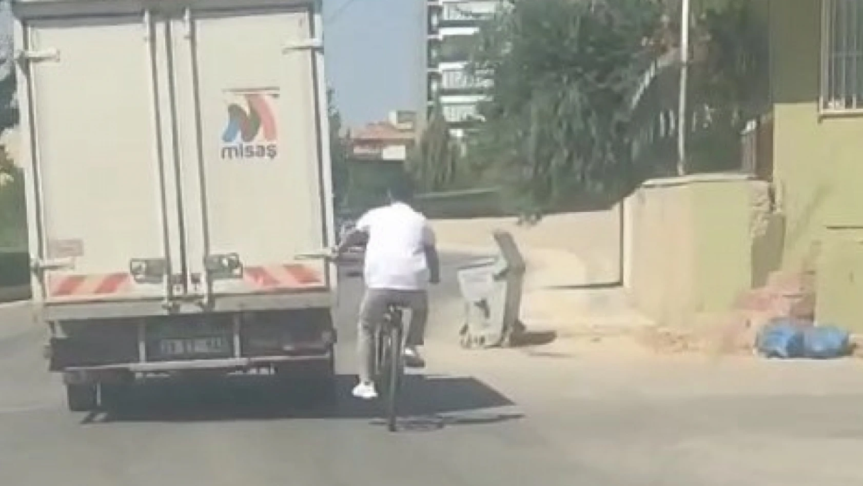 Elazığ'da bisikletlinin tehlikeli yolcuğu kameralara yansıdı