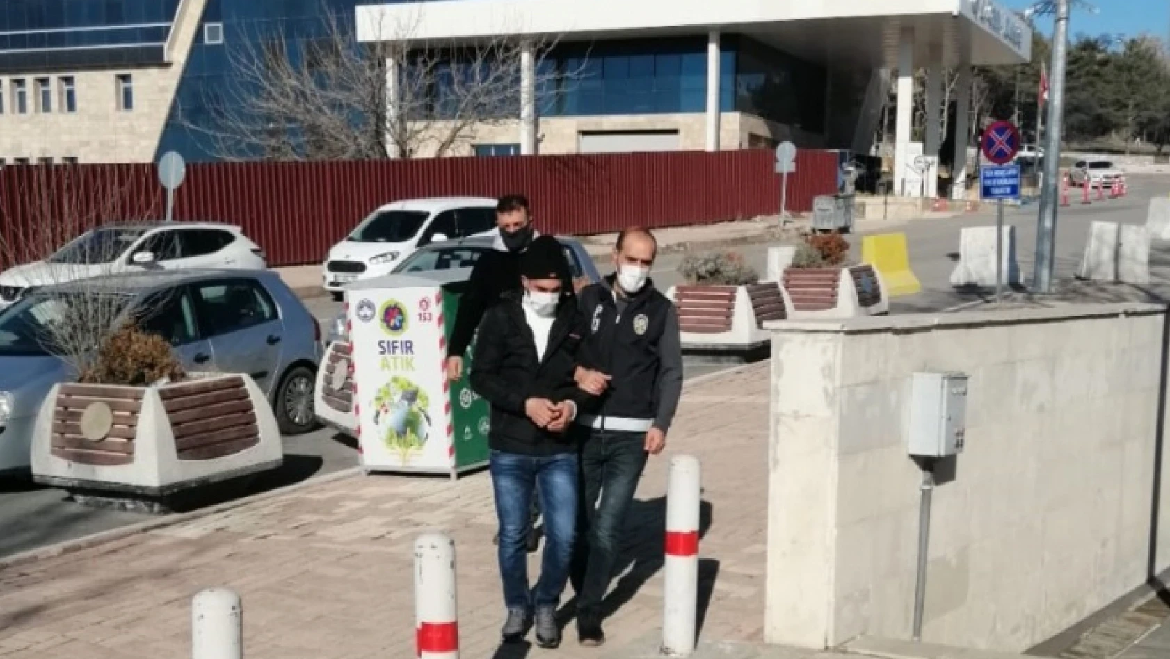 Elazığ'da çalınan otomobil, polis ekiplerince bulunarak sahibine teslim edildi