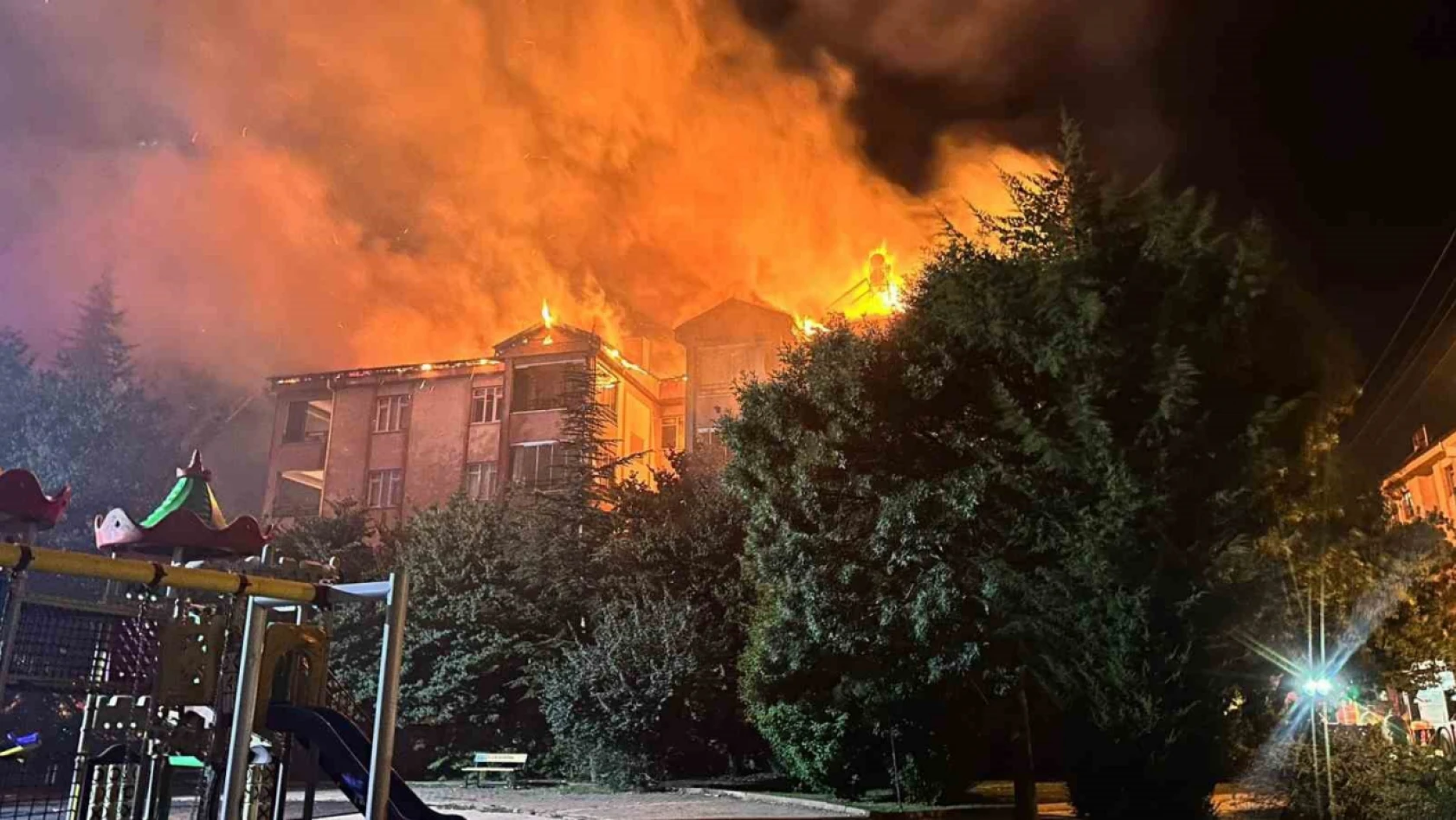 Elazığ'da çatı yangını, alevler gökyüzünü kapladı