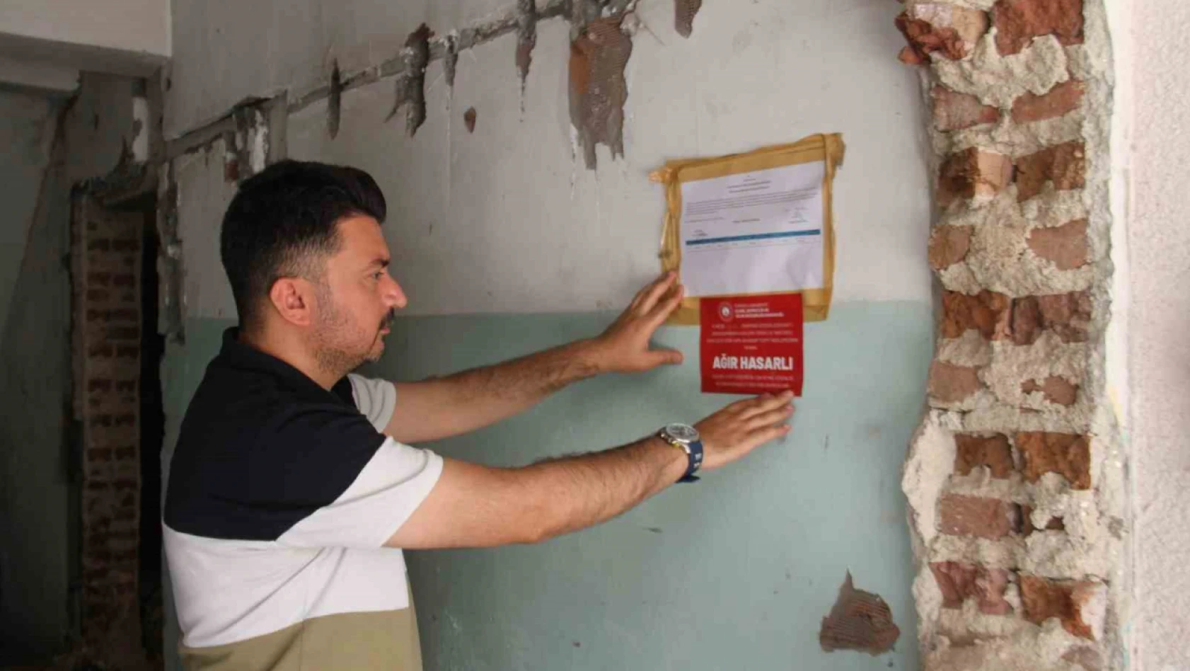 Elazığ'da depremde ağır hasar alan binalara 'Ağır Hasarlı' etiketi yapıştırıldı