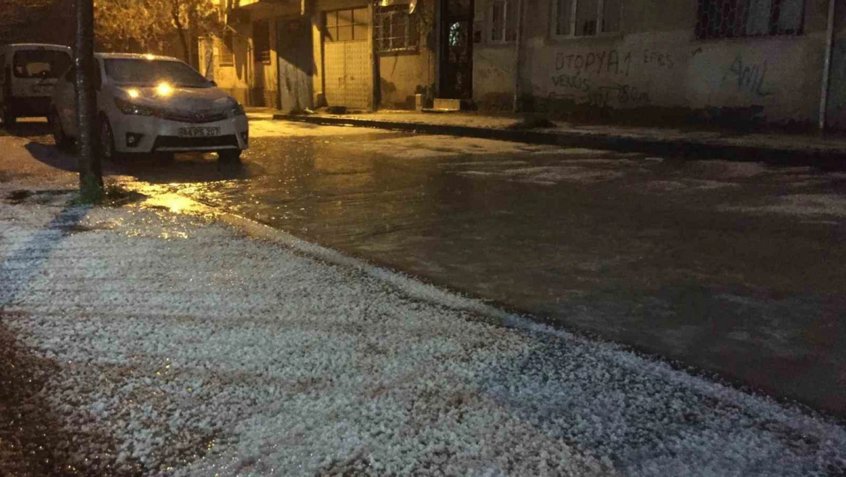 Elazığ'da dolu yağışı etkili oldu, iş yerlerini su bastı