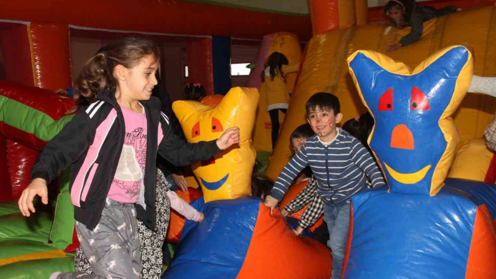 Elazığ'da düzenlenen festivalde çocuklar doyasıya eğlendi