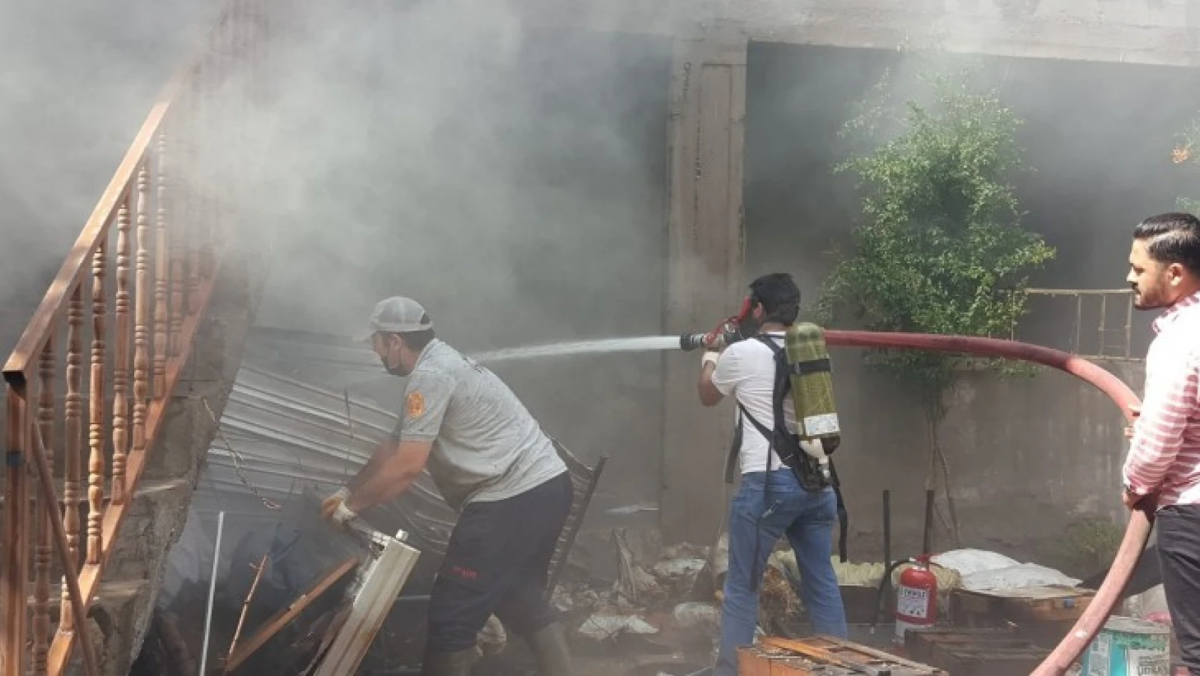 Elazığ'da ev yangını: 2 kişi dumandan etkilendi