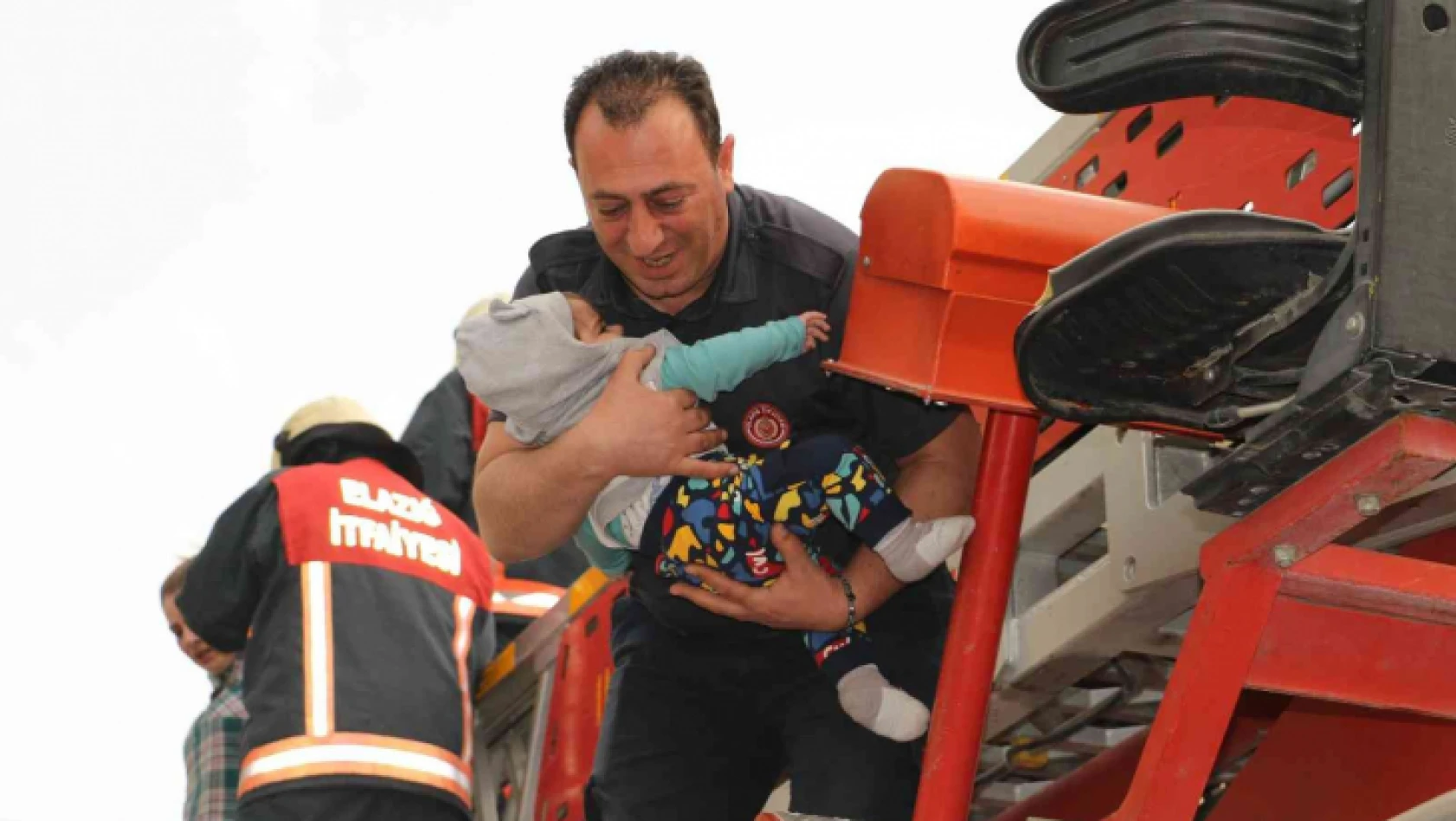 Elazığ'da ev yangını: 6 kişi itfaiye tarafından kurtarıldı