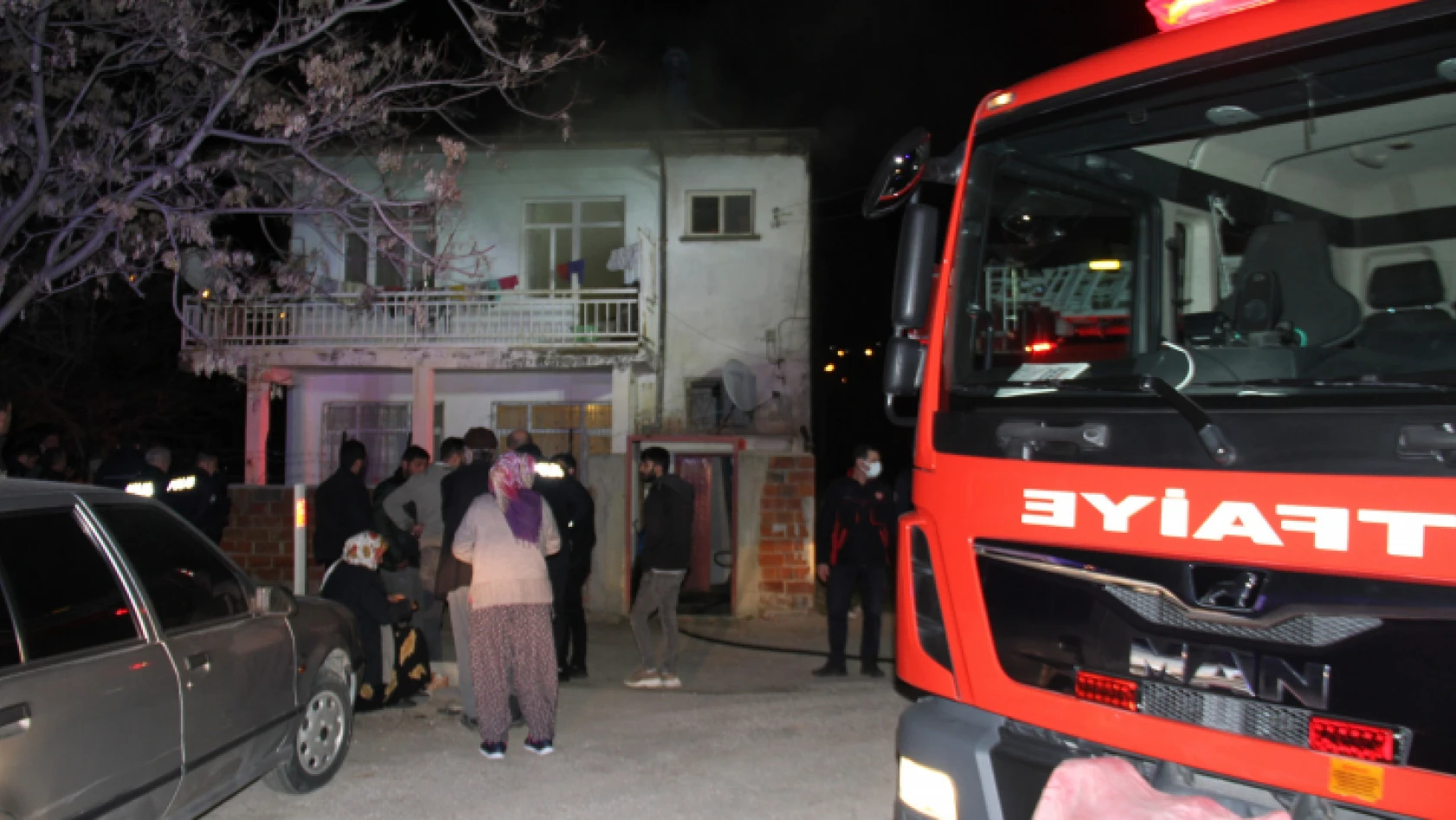 Elazığ'da ev yangınında 1 kişi dumandan etkilendi