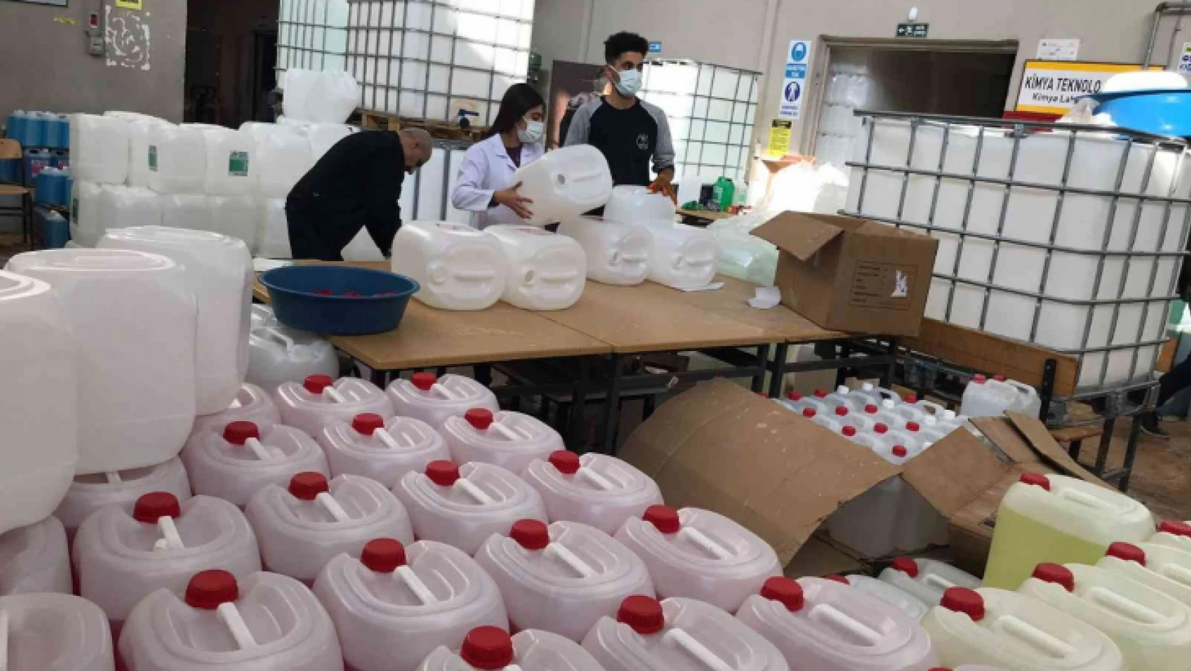 Elazığ'da fabrika gibi okul: Öğretmen ve öğrenciler el ele verdi hijyen malzemesi üreterek 3 milyon lira ciroya ulaşıldı