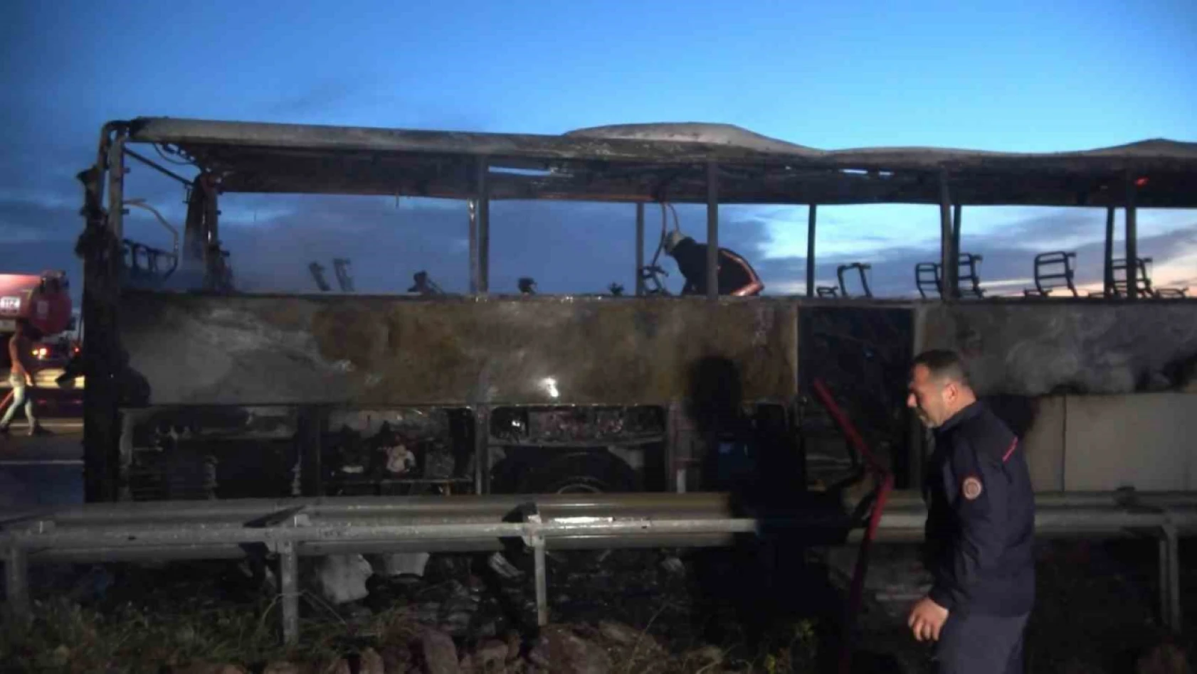 Elazığ'da faciadan dönüldü: Yolcu otobüsü alev topuna döndü