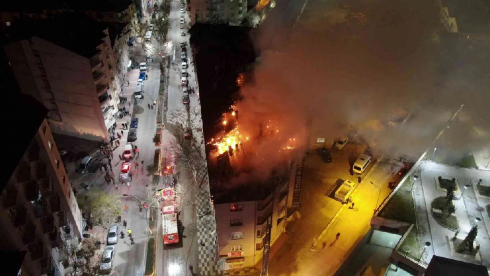 Elazığ'da geceyi gündüze çeviren bina yangını, onlarca insan tahliye edildi