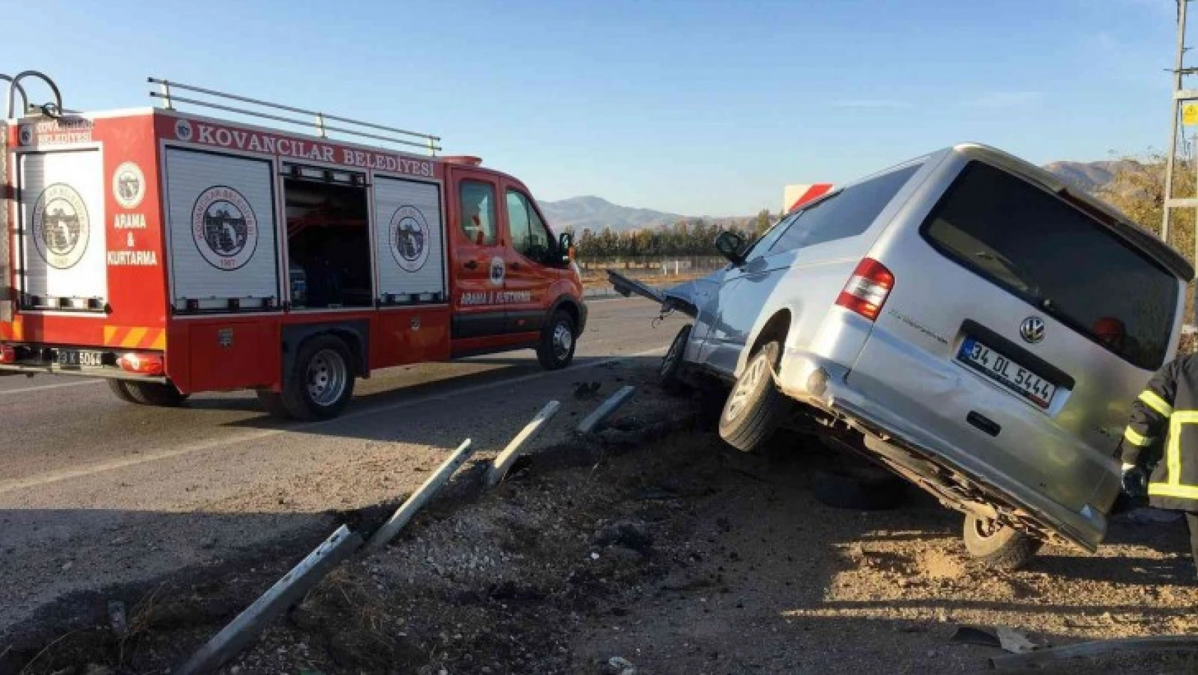 Elazığ'da hafif ticari araç bariyere çarptı: 2 yaralı
