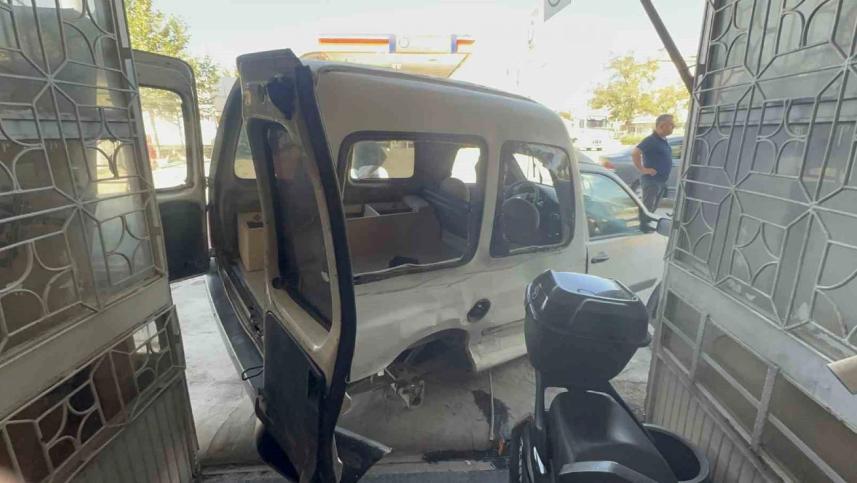 Elazığ'da iki araç çarpıştı, birisi sürüklenerek dükkan girdi: 2 yaralı