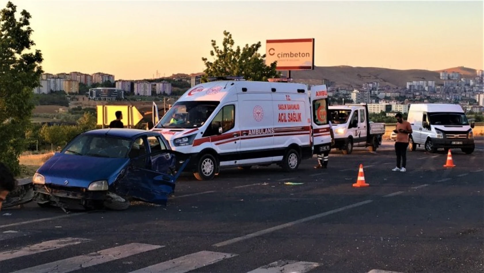 Elazığ'da iki otomobilin hurdaya döndüğü kazada 9 kişi yaralandı
