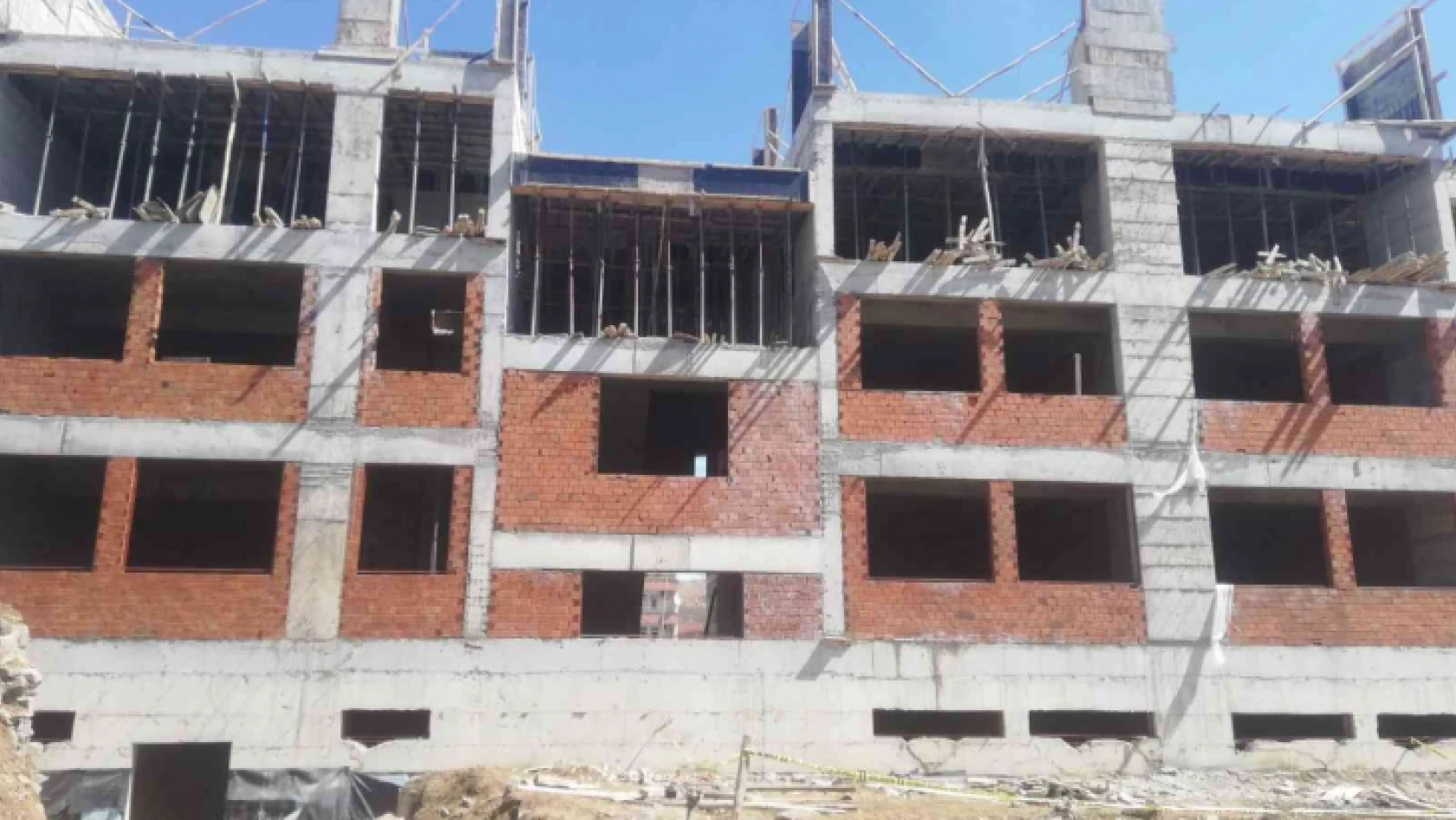 Elazığ'da inşaatın 3. katından düşen işçi yaralandı