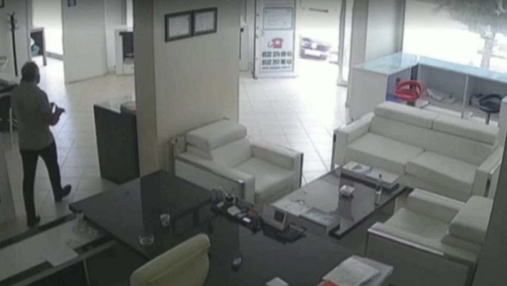 Elazığ'da iş yerinin kurşunlama anı güvenlik kamerasında