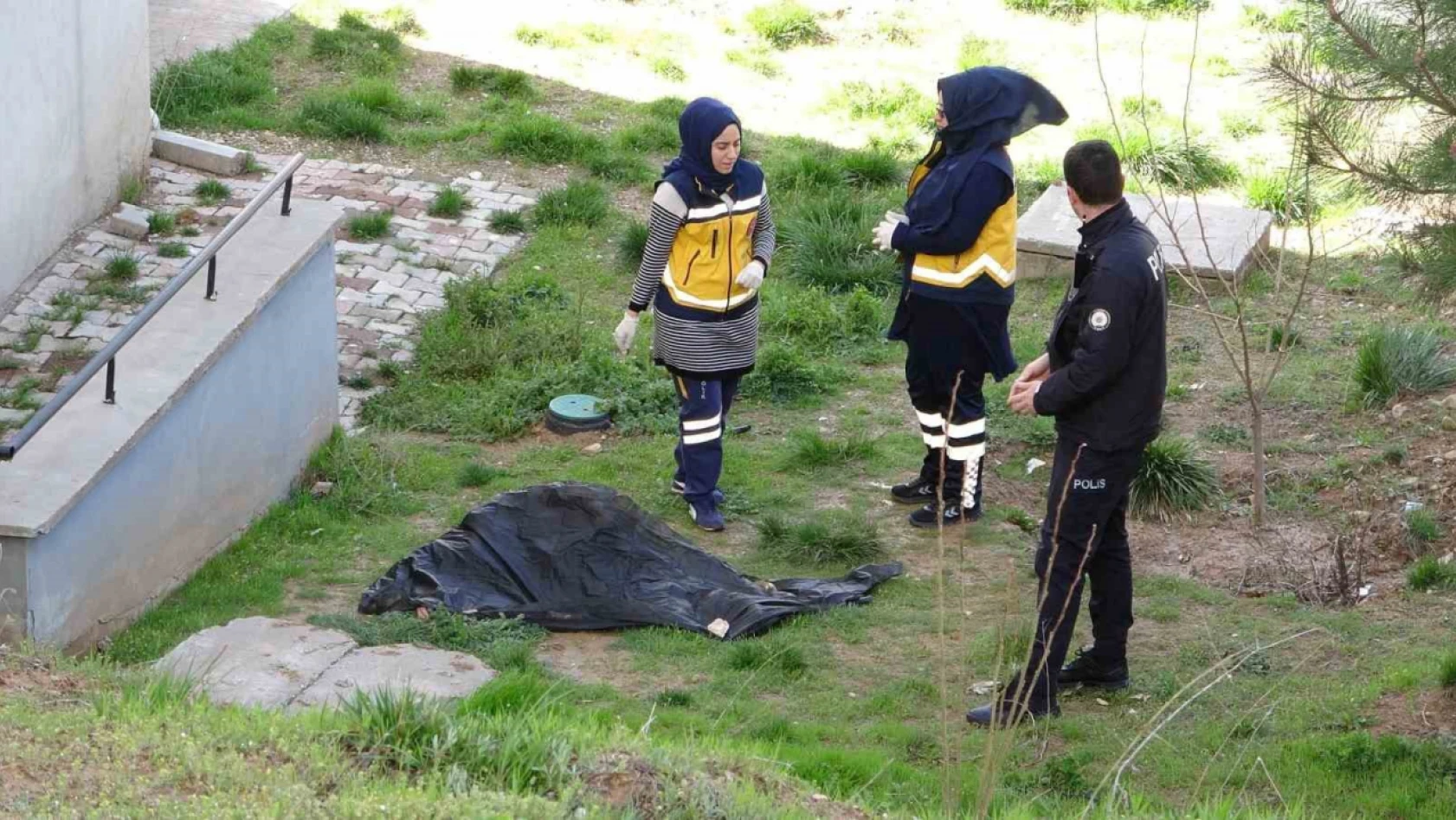 Elazığ'da işçiler, evin bahçesinde kadın cesedi buldu