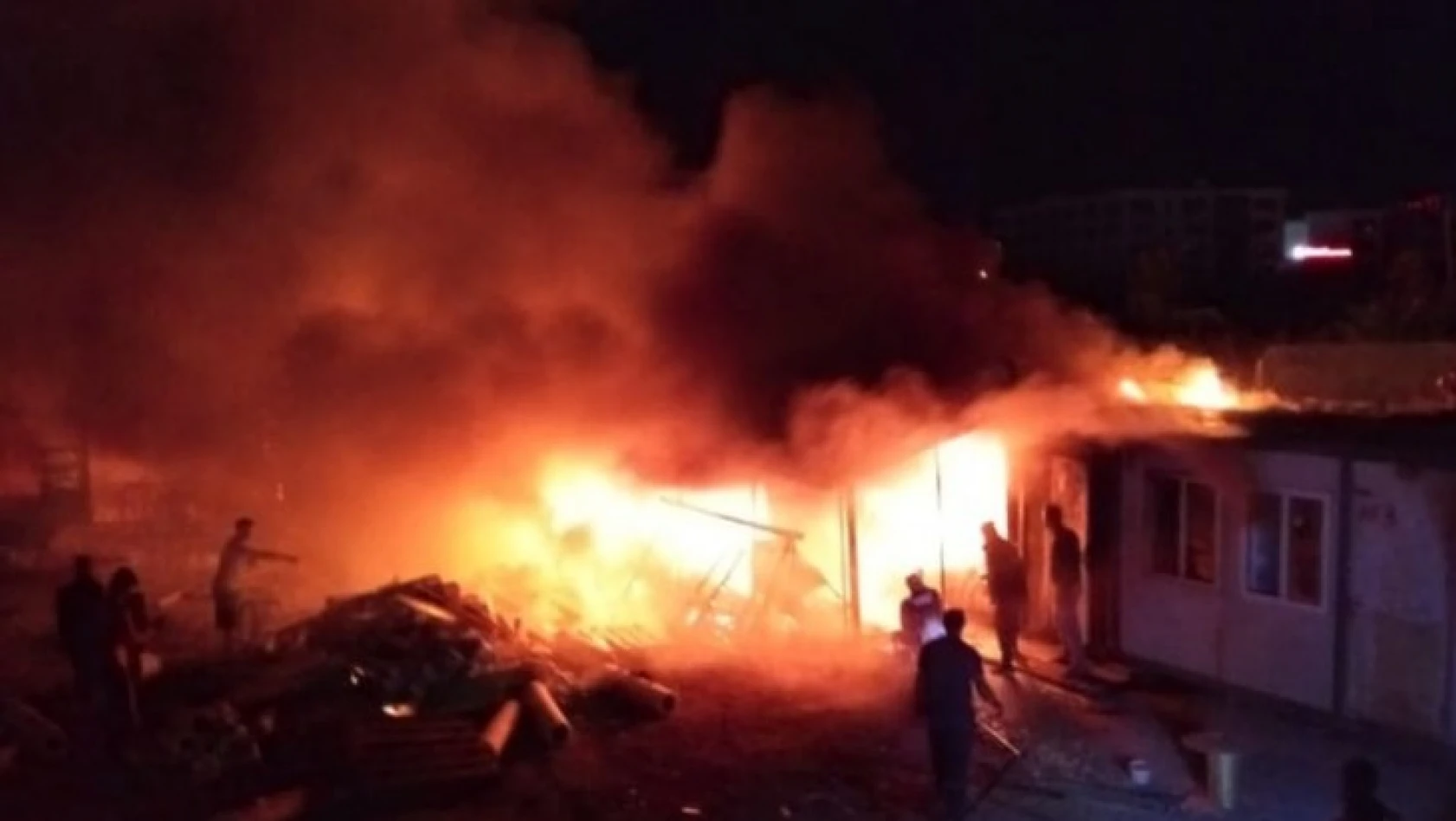 Elazığ'da işçilerin kaldığı konteynerde yangın
