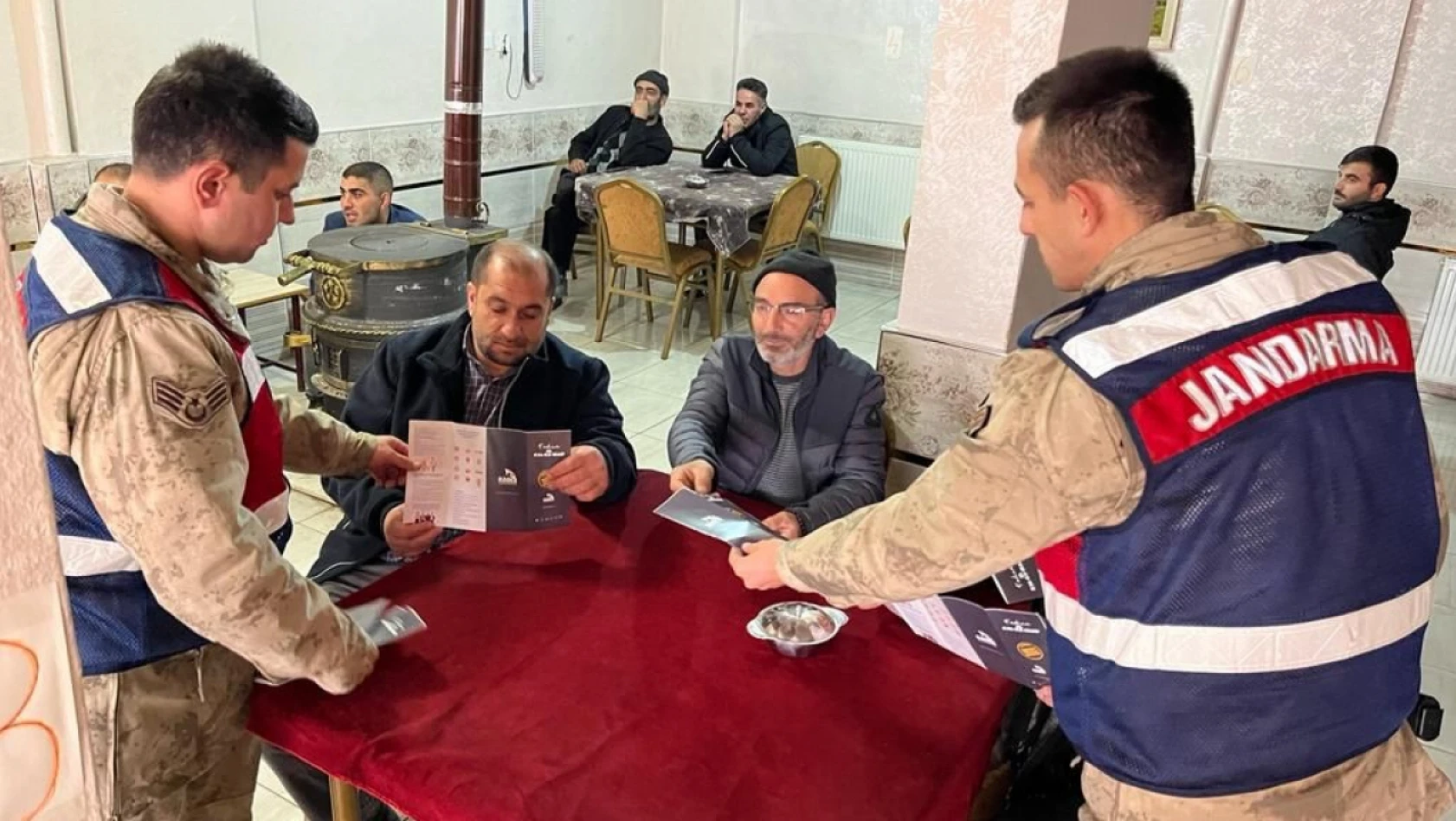 Elazığ'da jandarma ekipleri vatandaşları bilgilendirdi
