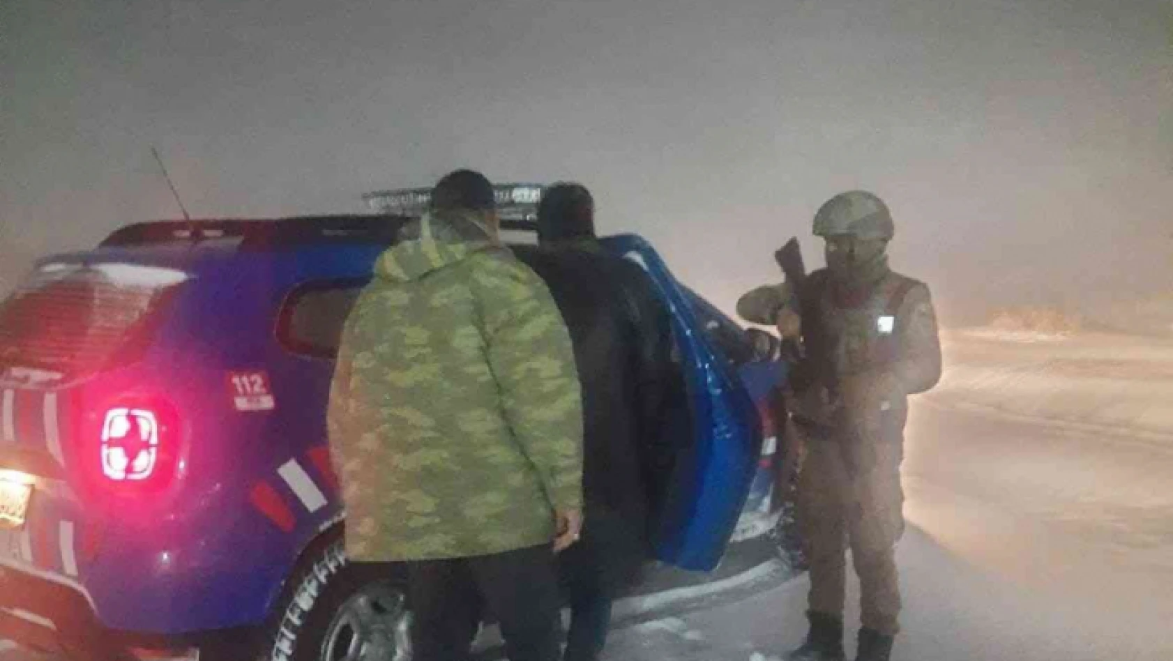 Elazığ'da jandarma ekipleri yolda mahsur kalan 5 vatandaşın imdadına yetişti