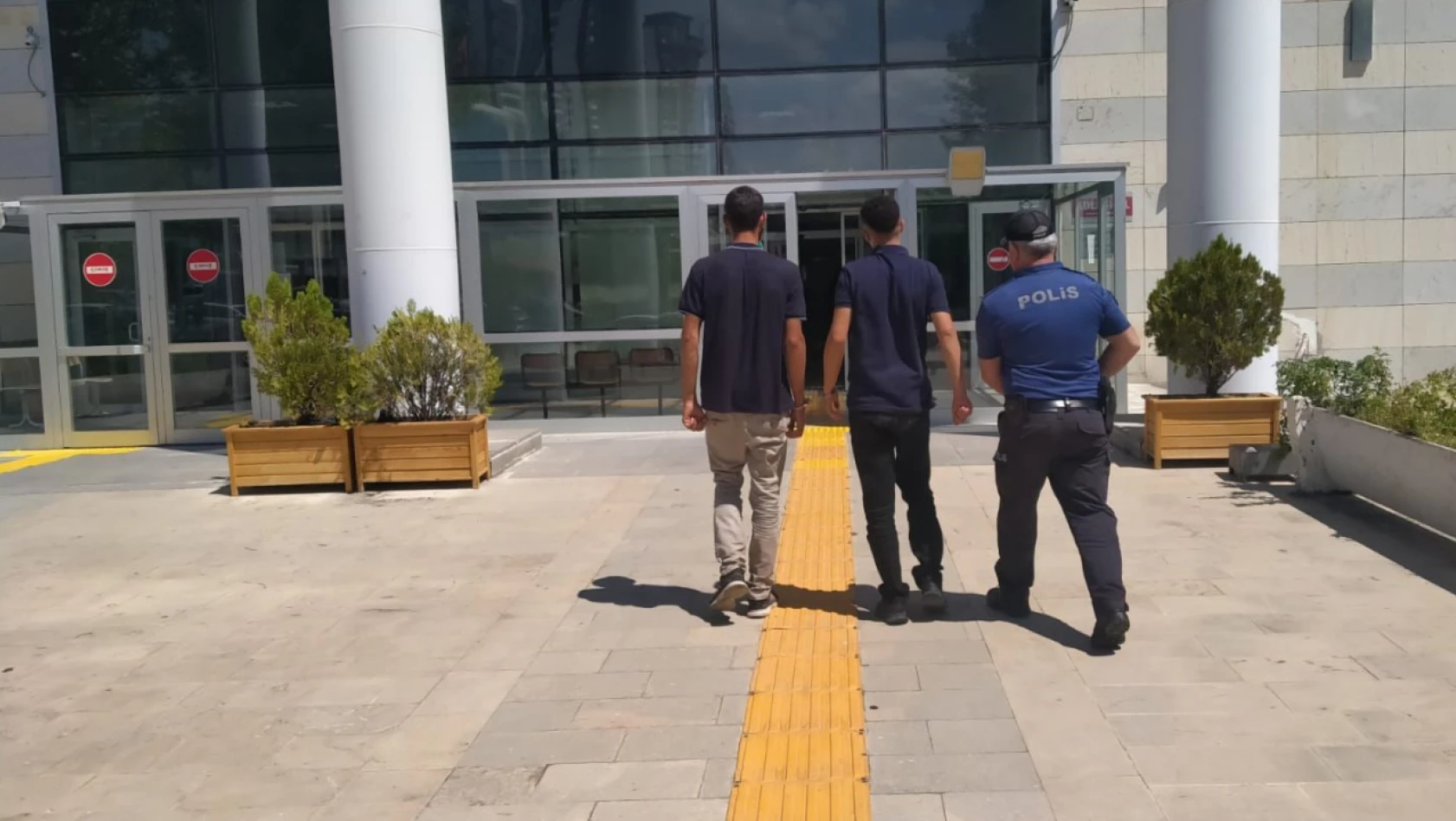 Elazığ'da kablo hırsızları suçüstü yakalandı