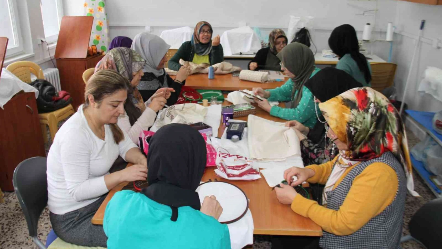Elazığ'da kadınlar, Halk Eğitim Merkezi'ndeki kurslarda hem sosyalleşiyor hem de öğreniyor