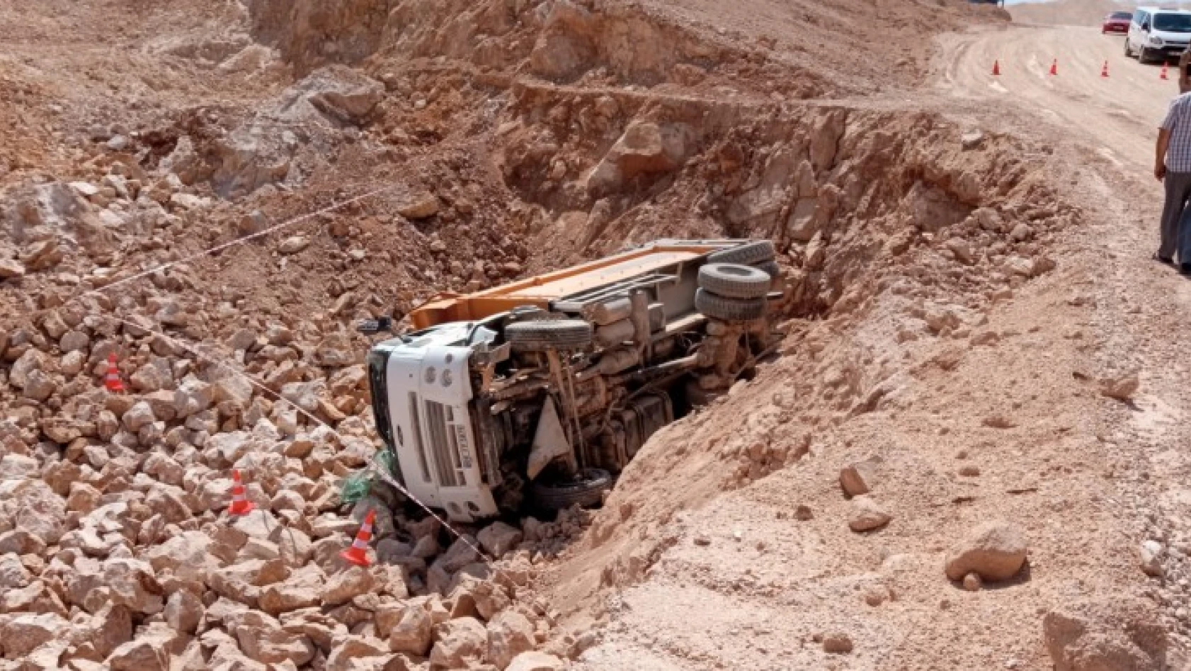 Elazığ'da kamyon şarampole devrildi: 1 ölü