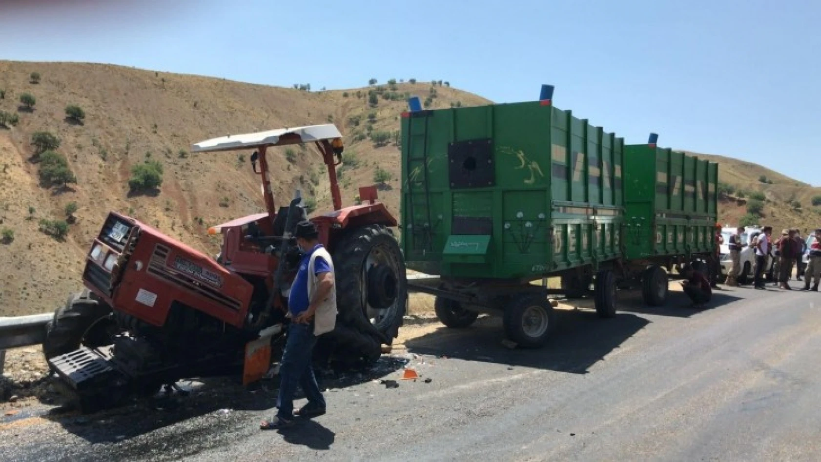 Kamyonla çarpışan traktör ikiye bölündü