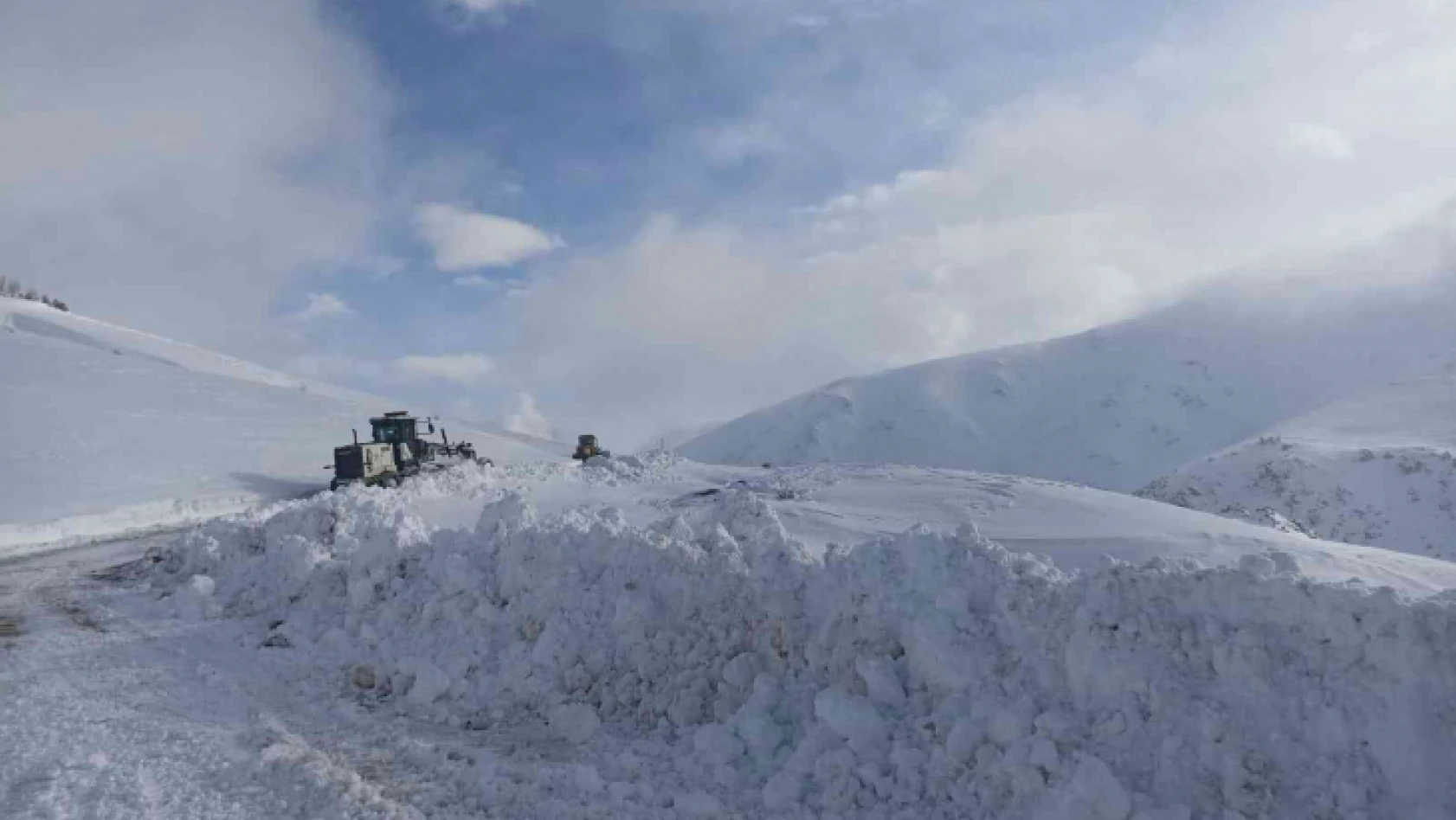 Elazığ'da kapalı 37 köy yolunun açılması için çalışmalar sürüyor