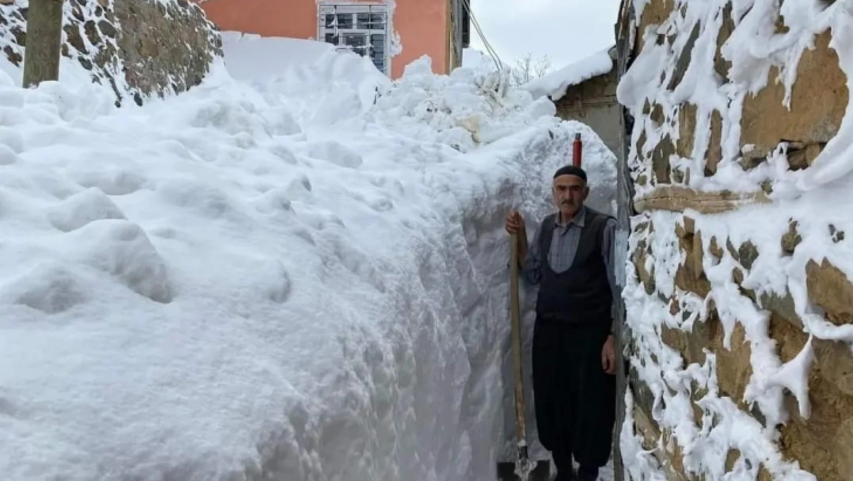 Elazığ'da kar kalınlığı 2 buçuk metreyi buldu, komşularına gitmek için tünel açtılar