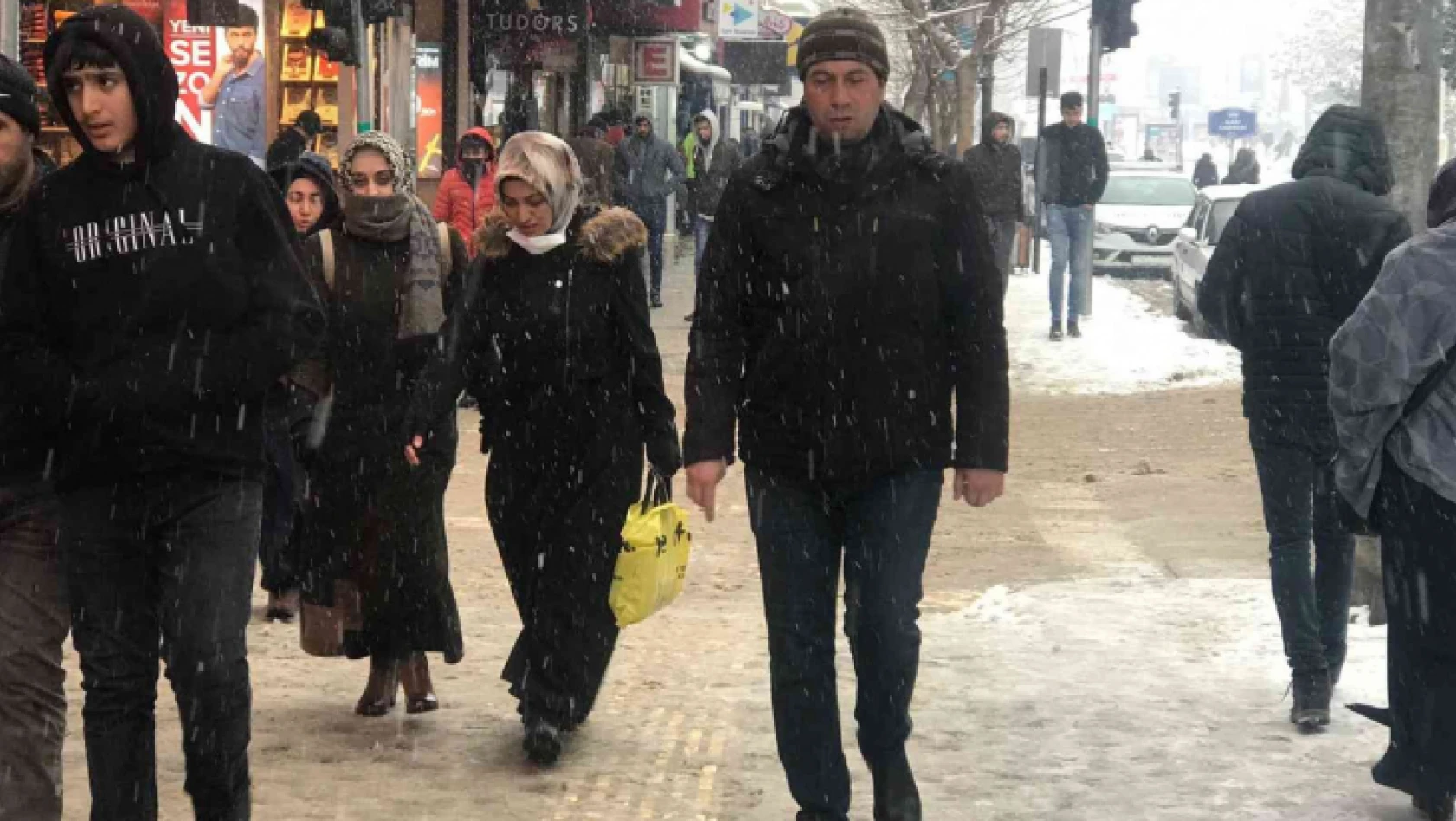 Elazığ'da kar yağışı etkisini sürdürüyor