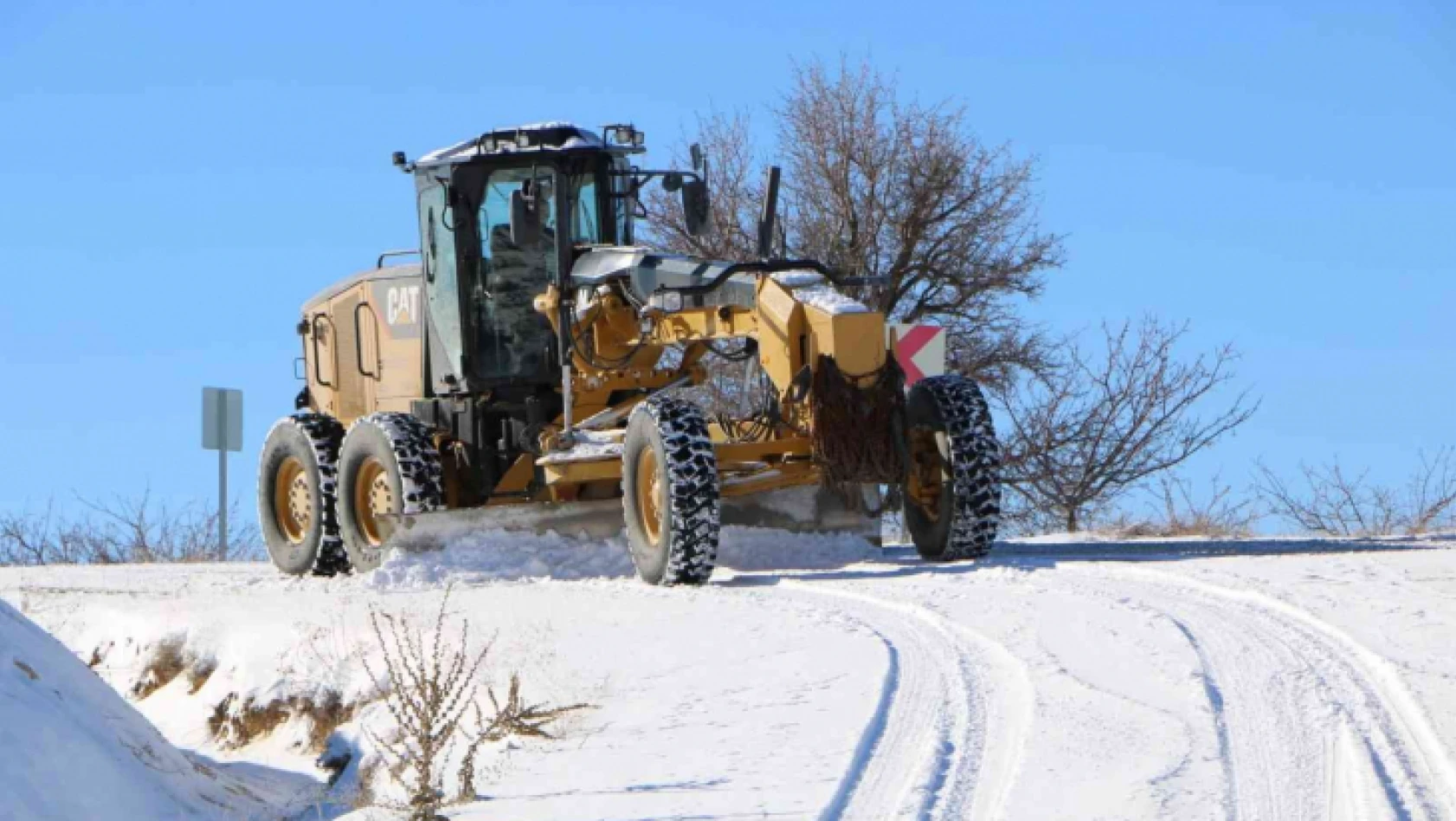Elazığ'da kar yağışı nedeniyle 24 köy yolu ulaşıma kapandı