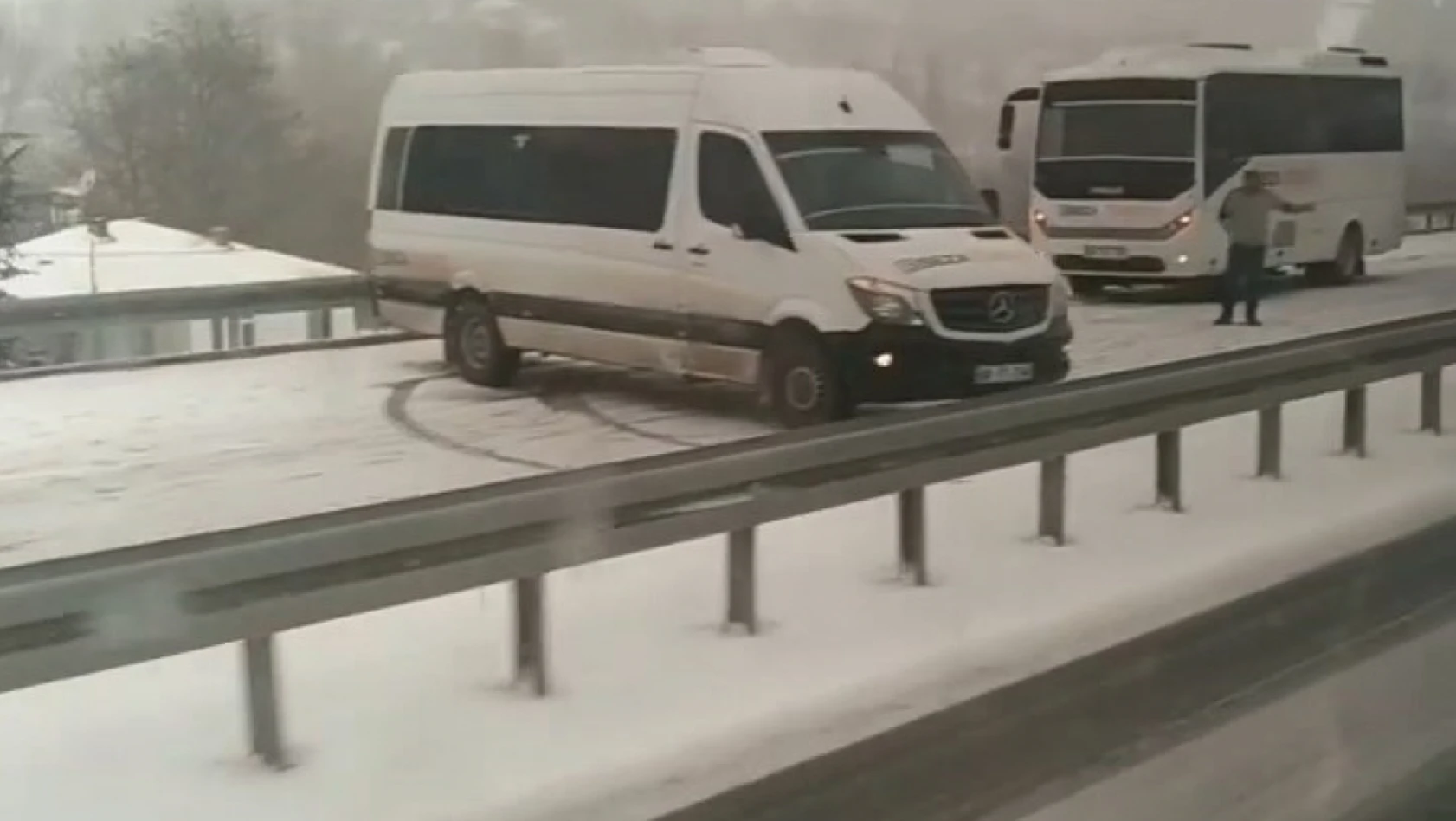 Elazığ'da kar yağışı sonrası araçlar yolda kaldı