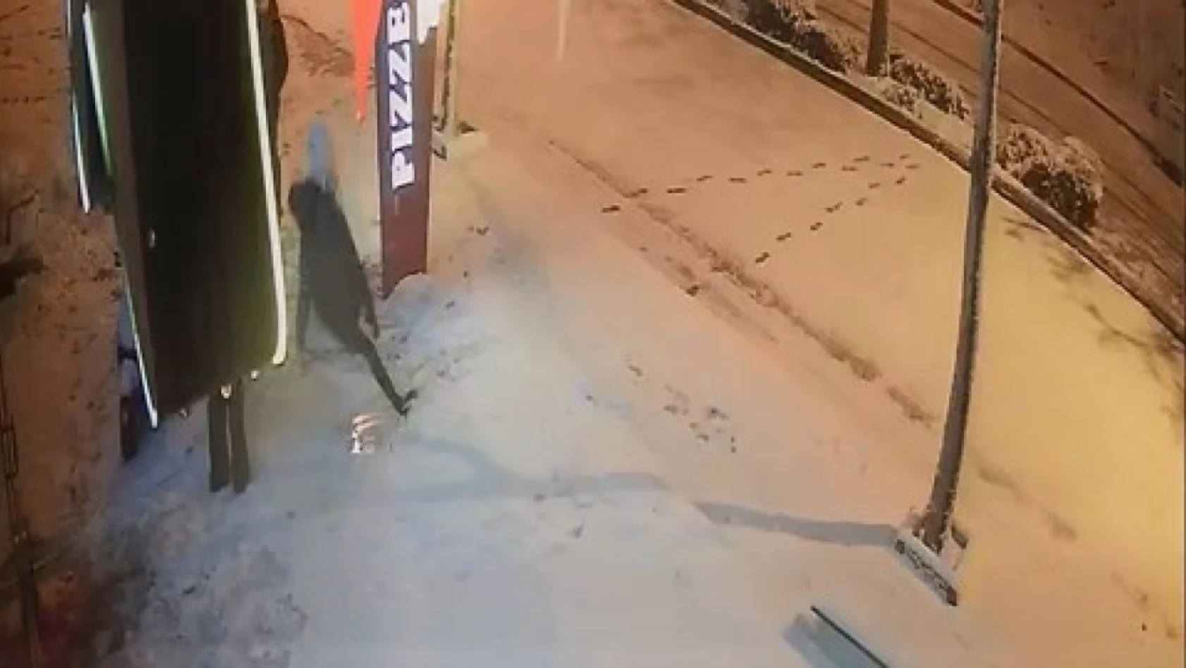 Elazığ'da karda kayıp düşen vatandaşlar kamerada