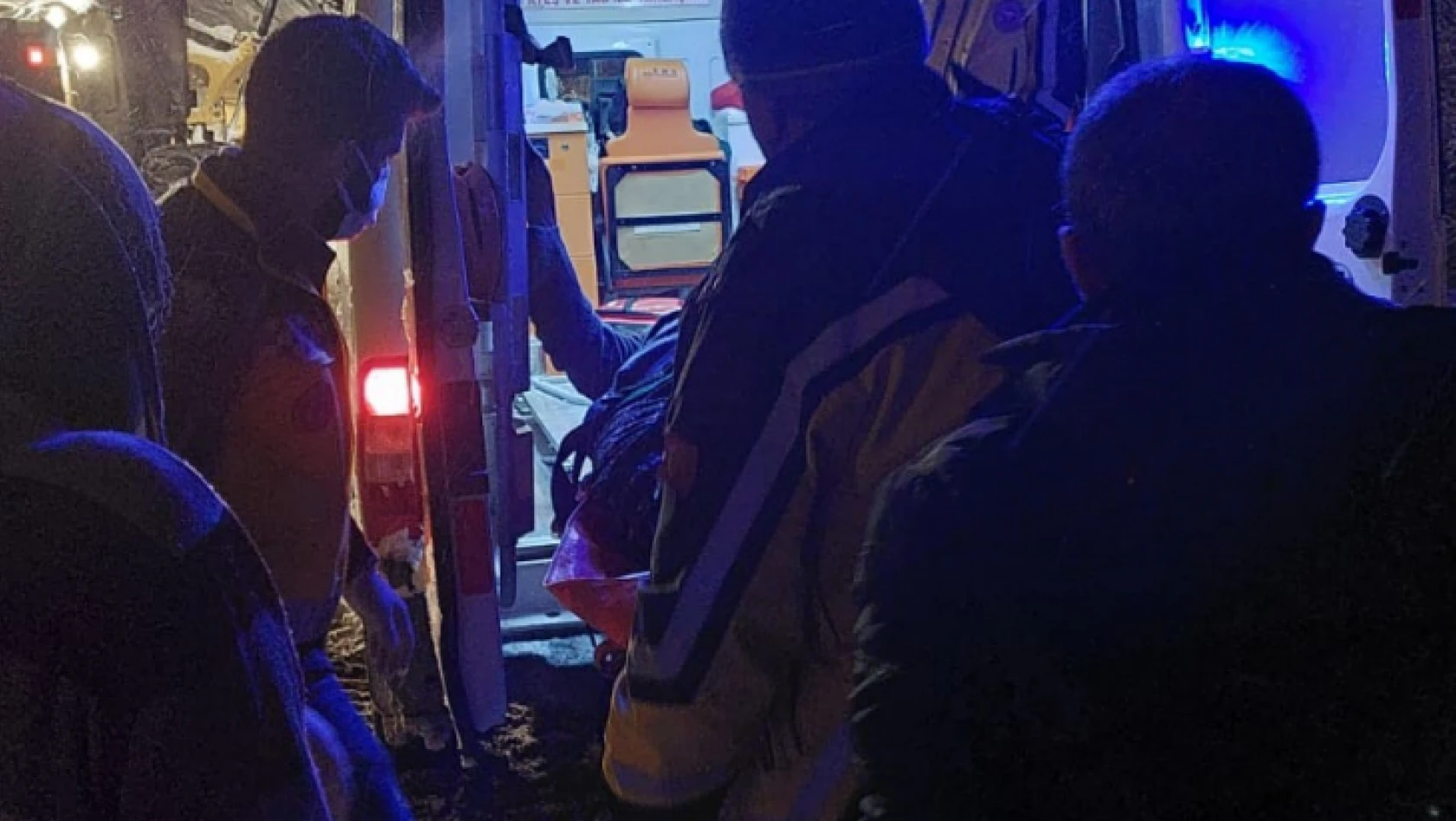 Elazığ'da karda mahsur kalan vatandaş 5 saatlik çalışmanın ardından kurtarıldı