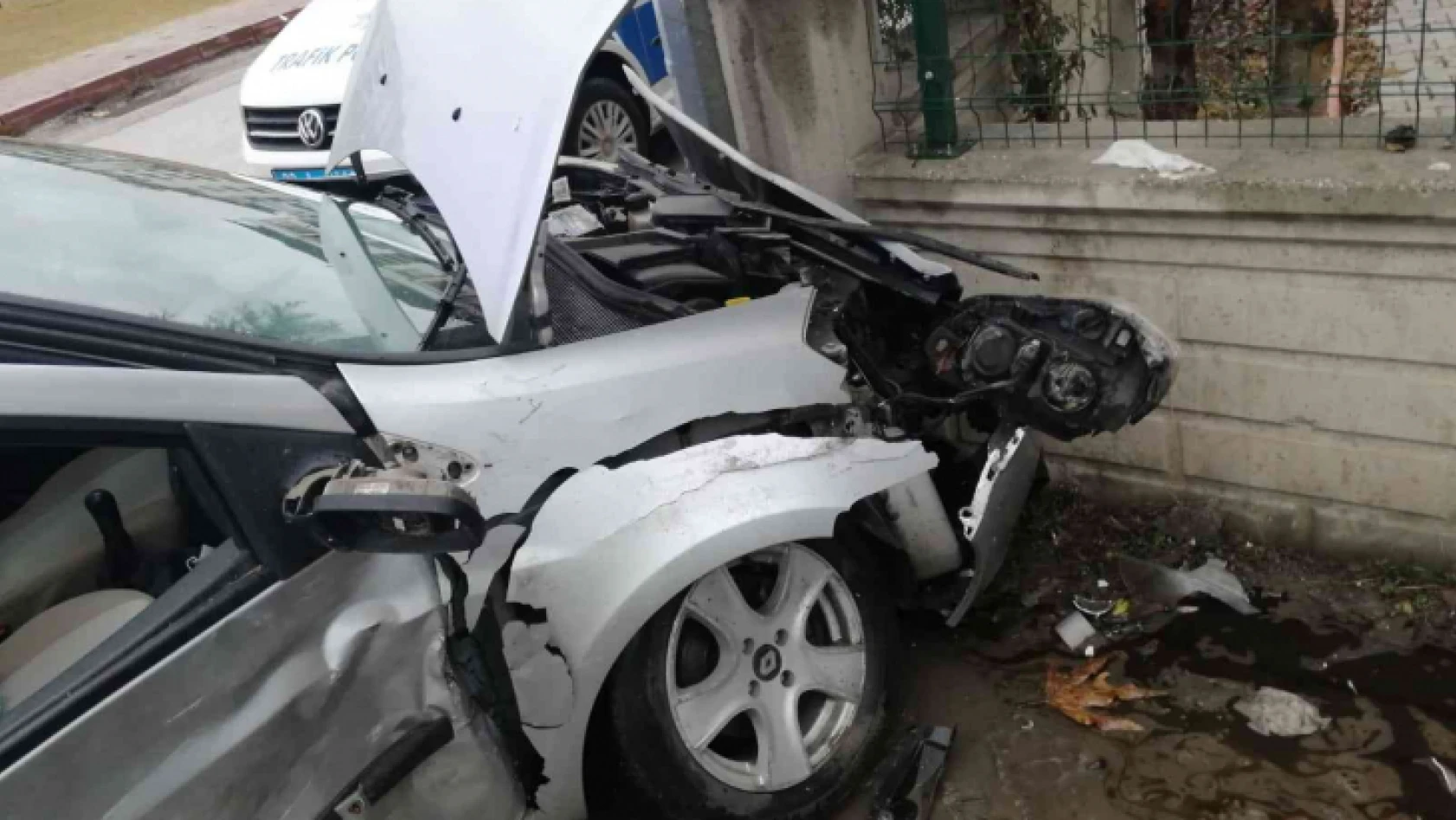 Elazığ'da kaza yapan otomobil duvara çarparak durabildi: 2 yaralı