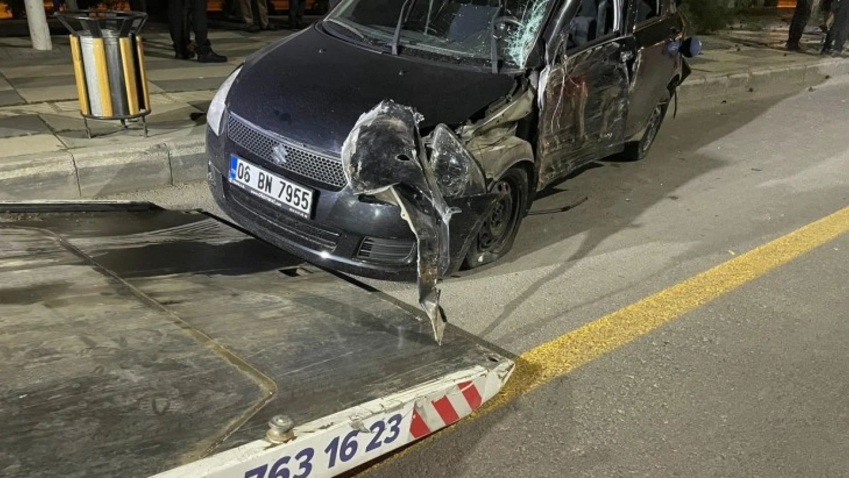 Kontrolden çıkan otomobil ağacı devirdi: 3 yaralı
