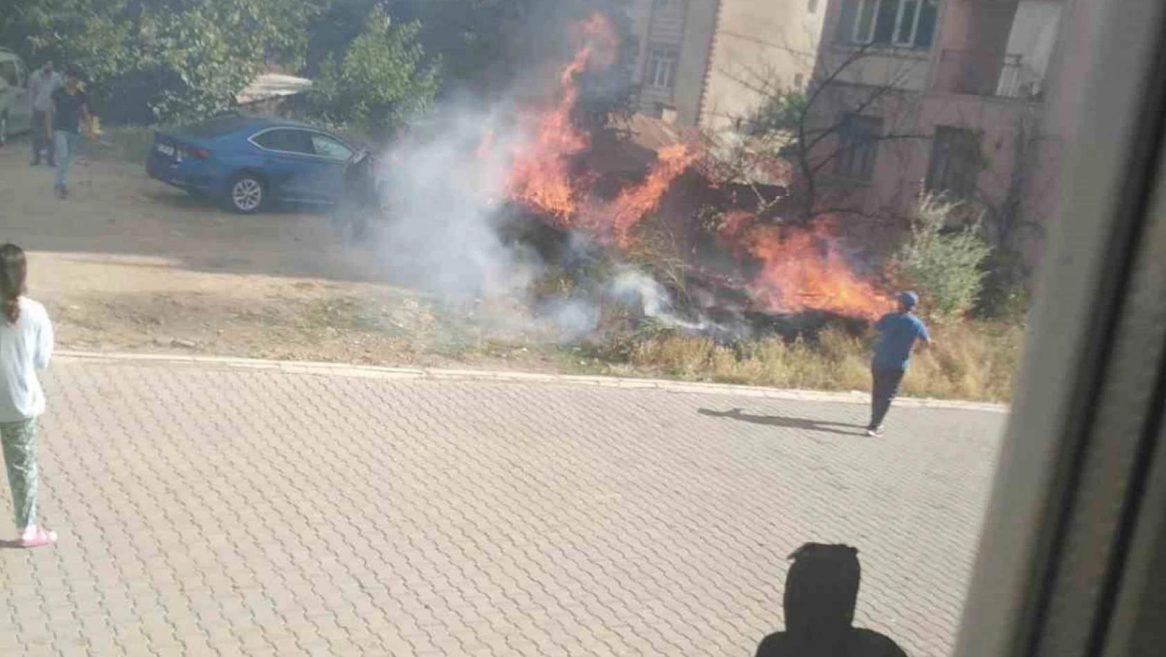 Elazığ'da korkutan yangın: Alevler evlere sıçramadan söndürüldü