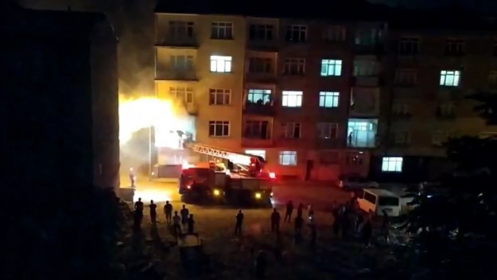 Elazığ'da korkutan yangın: Ev alev alev yandı