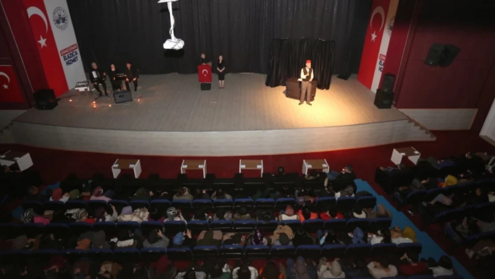 Elazığ'da Mehmet Akif Ersoy, 'Bizim Akif' adlı tiyatro oyunuyla anıldı
