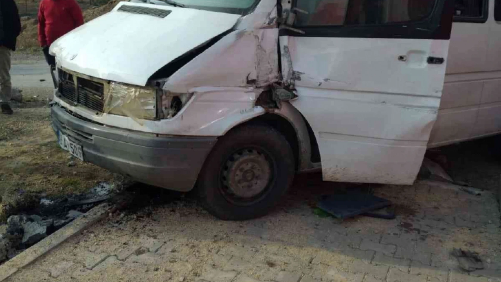 Elazığ'da minibüs elektrik  direğine çaptı: 1 yaralı