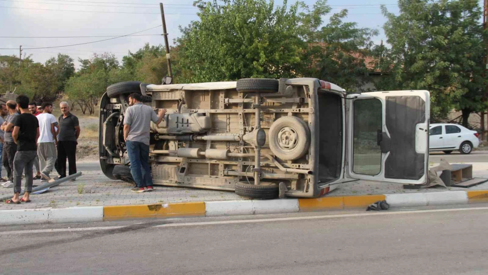 Elazığ'da minibüs ile otomobil çarpıştı: 8 yaralı