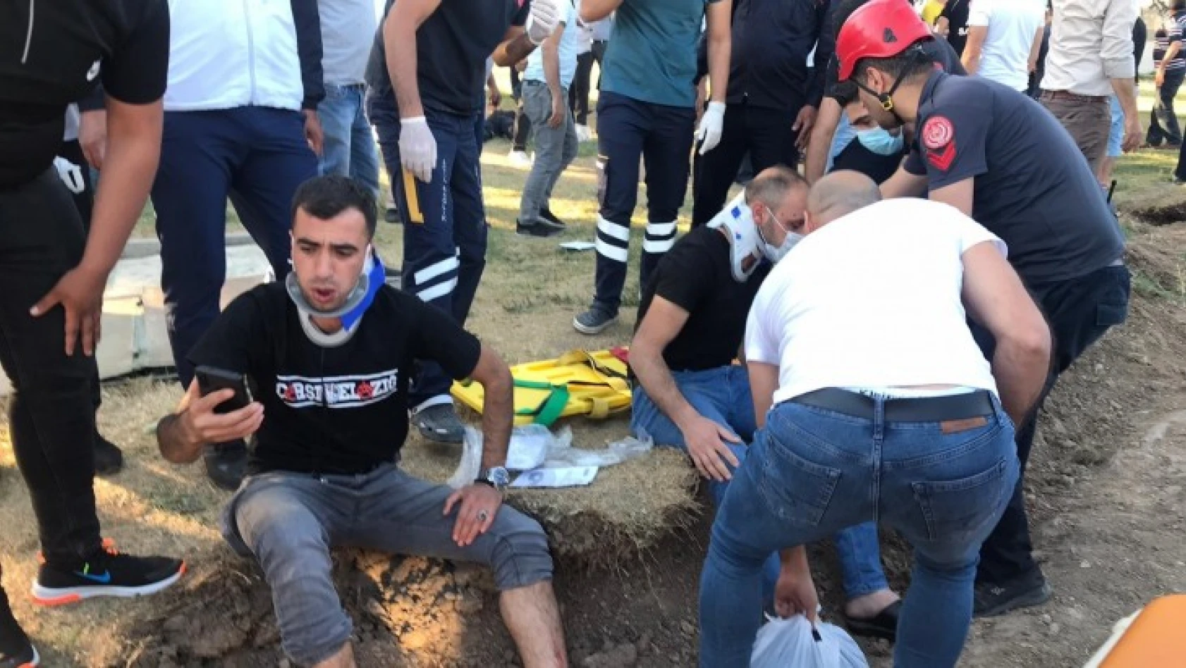 Elazığ'da minibüs, otomobil ve motosiklet kaza yaptı: 19 yaralı