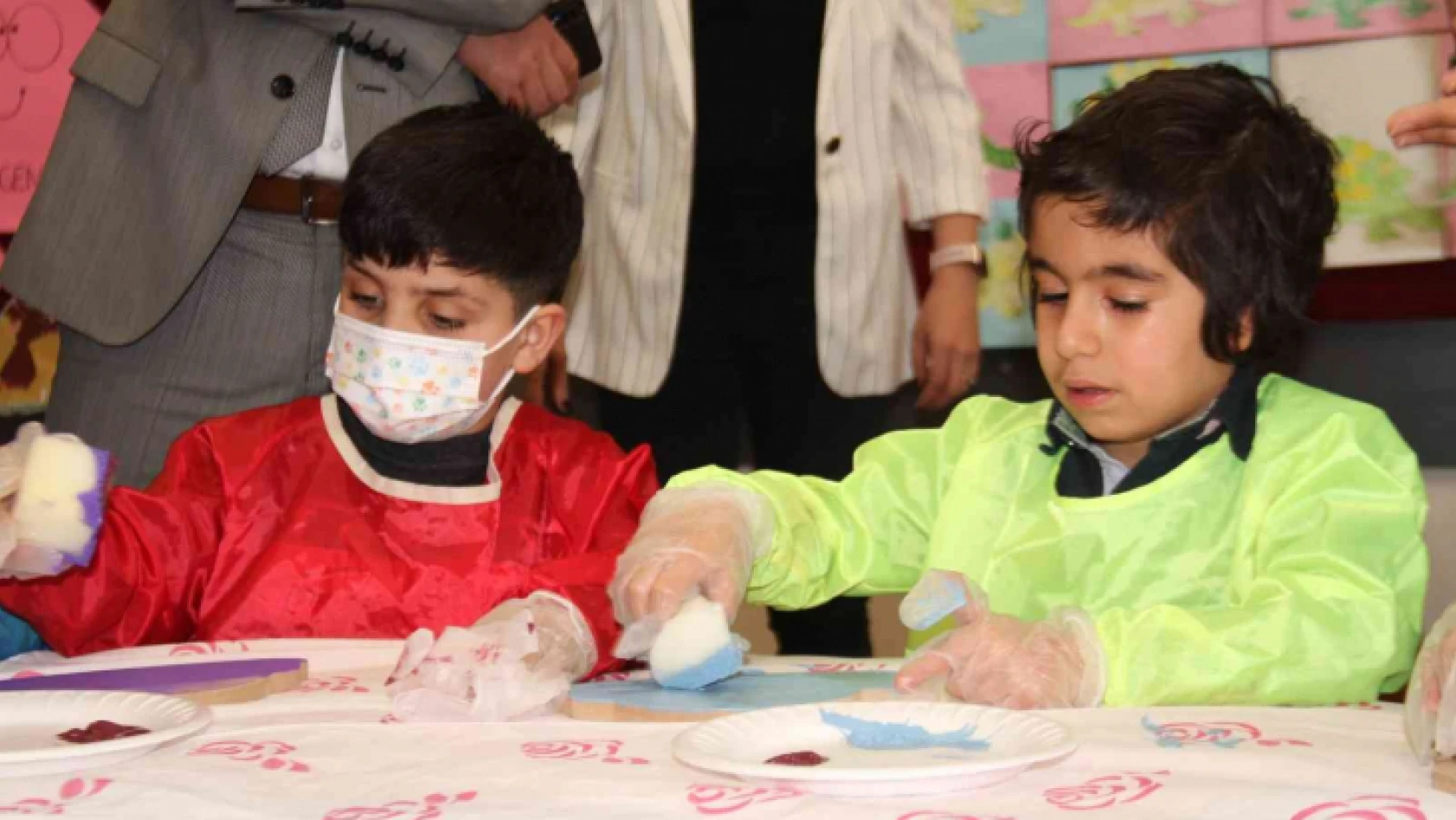 Elazığ'da minik öğrenciler ahşap boyama etkinliğinde