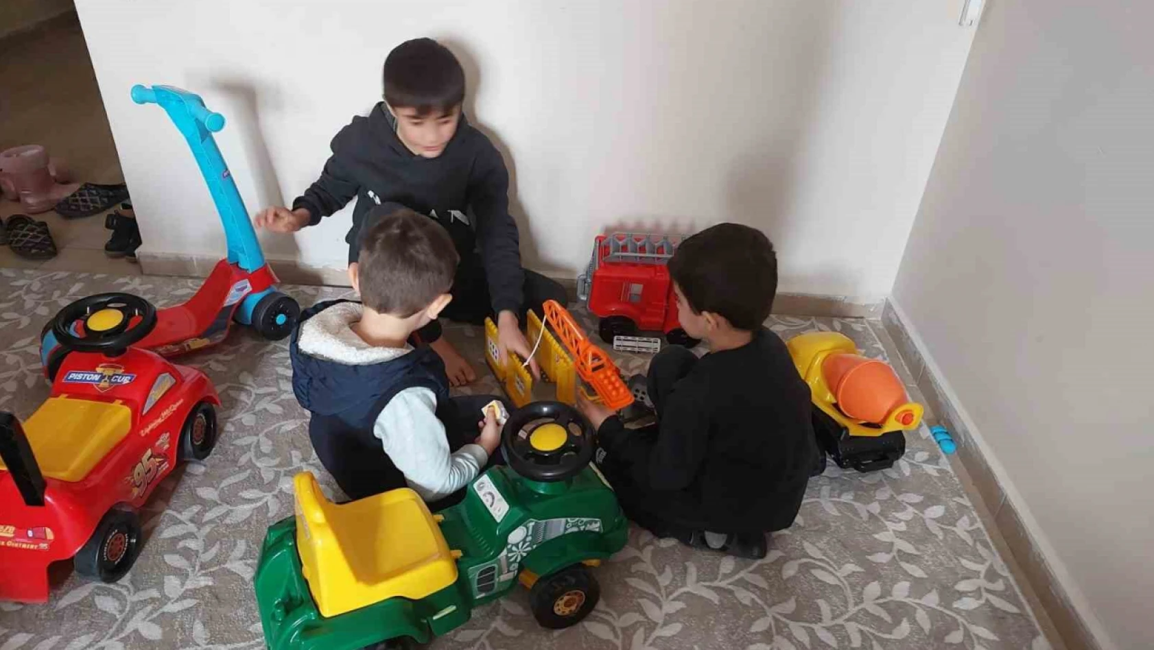 Elazığ'da misafir edilen depremzede çocuklara oyuncak hediyesi