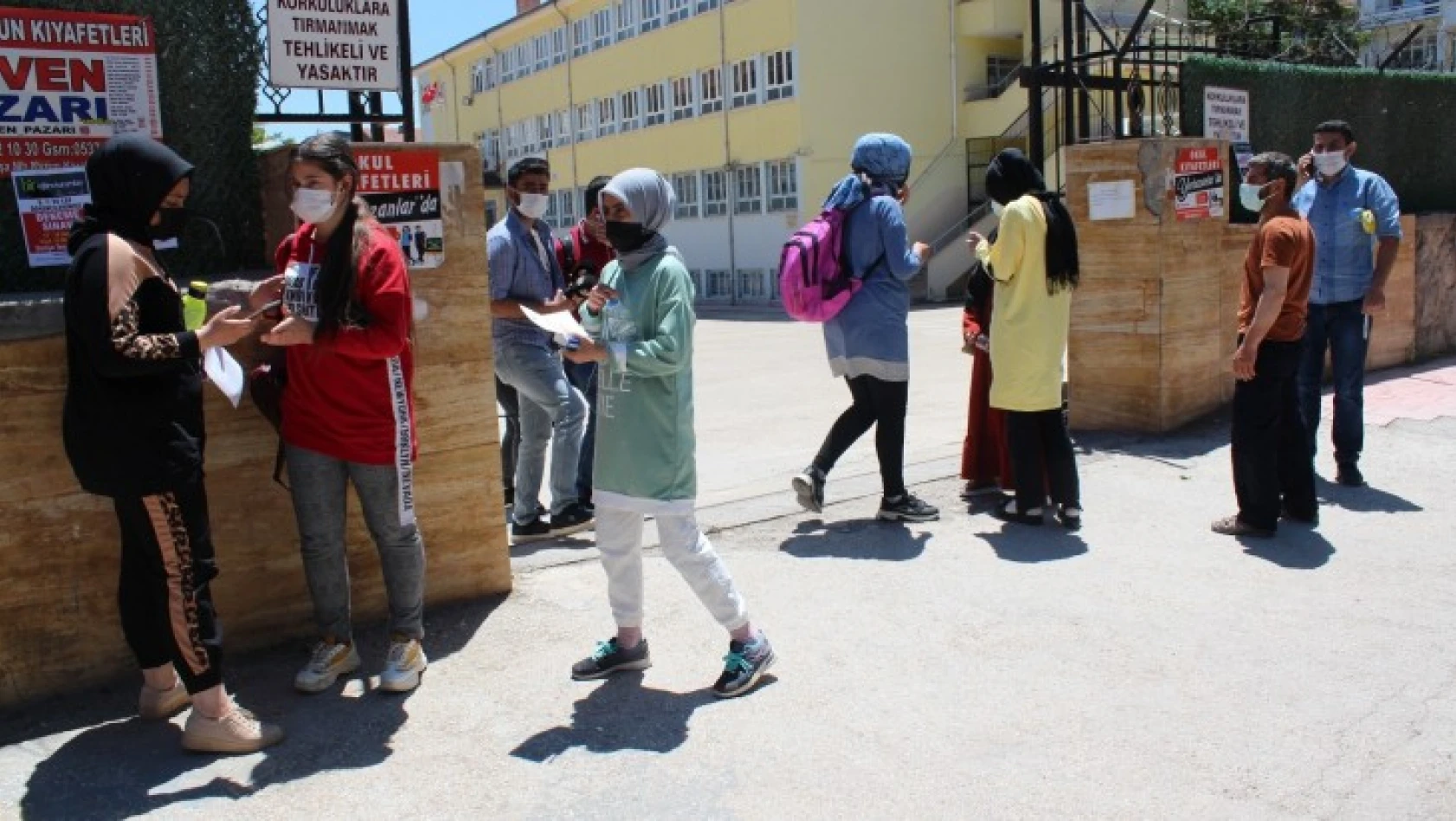 Elazığ'da öğrenciler içeride aileler dışarıda ter döktü
