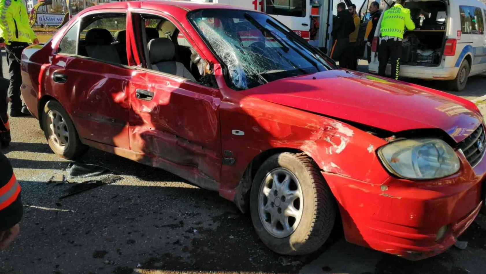 Elazığ'da otobüs ile otomobil çarpıştı: 4 yaralı