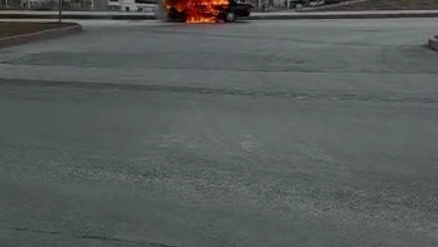 Elazığ'da otomobil alev alev yandı